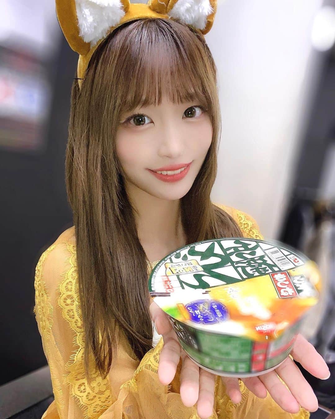 綺音のインスタグラム：「🦊 . 今年の年越しは私としませんか？ฅ^•ﻌ•^ฅ . . . (どん兵衛は完全にうどん派です…！) .  #2022 #halloween #ハロウィン #コスプレ」