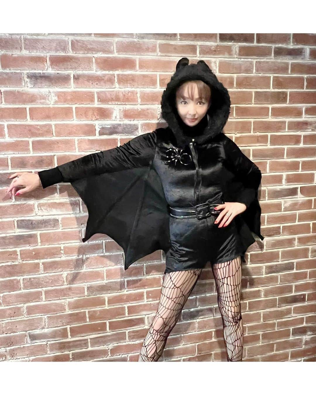 神田うのさんのインスタグラム写真 - (神田うのInstagram)「今年のハロウィン🎃娘は本人が好きなアーニャ、私はBAT🦇でキッザニアへ遊びに行きました🤣 運転免許証を取得したり🤣パイロット✈️になったり🤣石鹸工場で石鹸作りをしたり🤣 そしてメインのSDG’sフードロスバンクのブースでは食品ロスを減らす為のお勉強をしながらグラタン作りをしたり🤣本人大満喫でした🤣 最後は銀行に行き働いたお金を預けてご満悦🤣 ディズニー同様、親は疲れますが😅（笑）娘は大満喫の大満足❤️ お誕生日でしたし沢山遊べて良かったねー😊🙆‍♀️❤️  キッザニアは（他のアミューズメントパークもそうですが）マスク着用が義務付けられております為、お写真撮影時のみマスクを取らせて頂きましたよ😊 ですから皆様💕キッザニアへ行く際にはちゃんとマスクをして行って下さいね☺️  @foodlossbank  早輝ちゃん💕 @1sakiko1  絵美さん💕 @emisugiyama530  お誘い下さって楽しい時間をどうもありがとうございました😍❤️  #halloween#ハロウィン#ハロウィンコスプレ#お誕生日#11歳お誕生日#kidzania#kidzaniatokyo#キッザニア#キッザニア東京#親子でハロウィン#親子でキッザニア#神田うの#unokanda」11月1日 20時20分 - unokandaofficial