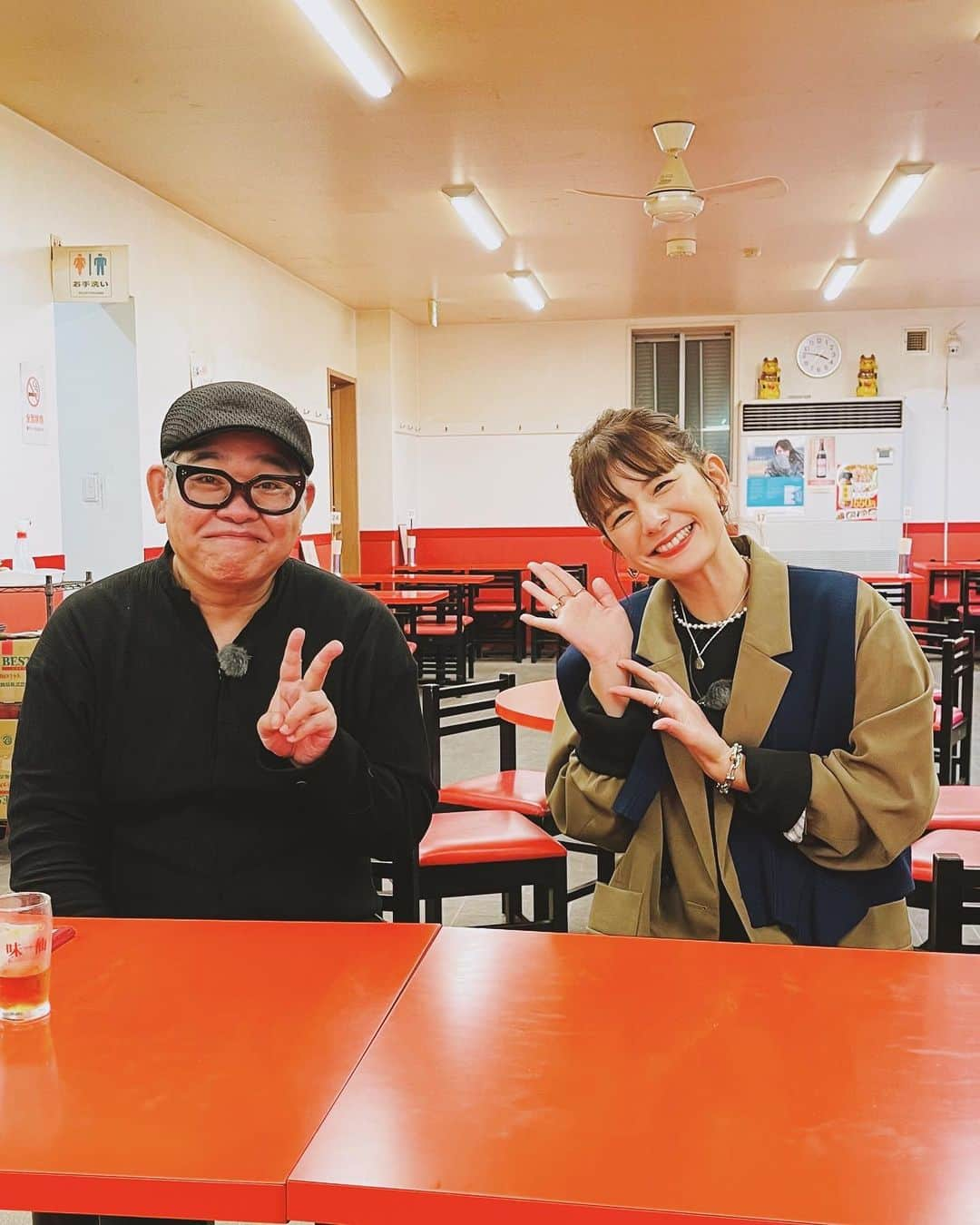 スザンヌさんのインスタグラム写真 - (スザンヌInstagram)「愛知県に🥰🫶 本当にひーさしぶりだ♡  今日は全身 @un3d_official ❤︎ ワンピもジャケットもブーツも全部お気に入り🥰 🦍💫パール合わせ🦪  憧れの#兵藤大樹 さんと 街ブラロケでした🚶‍♀️（今もいっとへっとにっとへっと♪真似するくらい好きなお話）  呼んでもらった理由がまさかすぎて めちゃくちゃ驚きましたが、 （詳しくは #スイッチ #兵藤大輝のおしゃべり大好き  11月14日OAご覧ください☺️）  でもちょっとした一言やふとした行動が後になって響いたり実ったり。逆もしかり。 だから言葉は言霊だし 行動はいつかできることはすべて今日もできること。なんだね☺️  言葉に出す前に一回ちゃーんと考える癖 つけよう💪（息子ともだね🙋‍♂️🙋‍♀️）  #人生初 #味仙 #味仙の台湾ラーメン #美味しすぎた #可愛いお花屋さん #クリスマスリース手作り #初めてだらけの旅 #飛行機で持ち帰りました」11月1日 20時30分 - suzanneeee1028