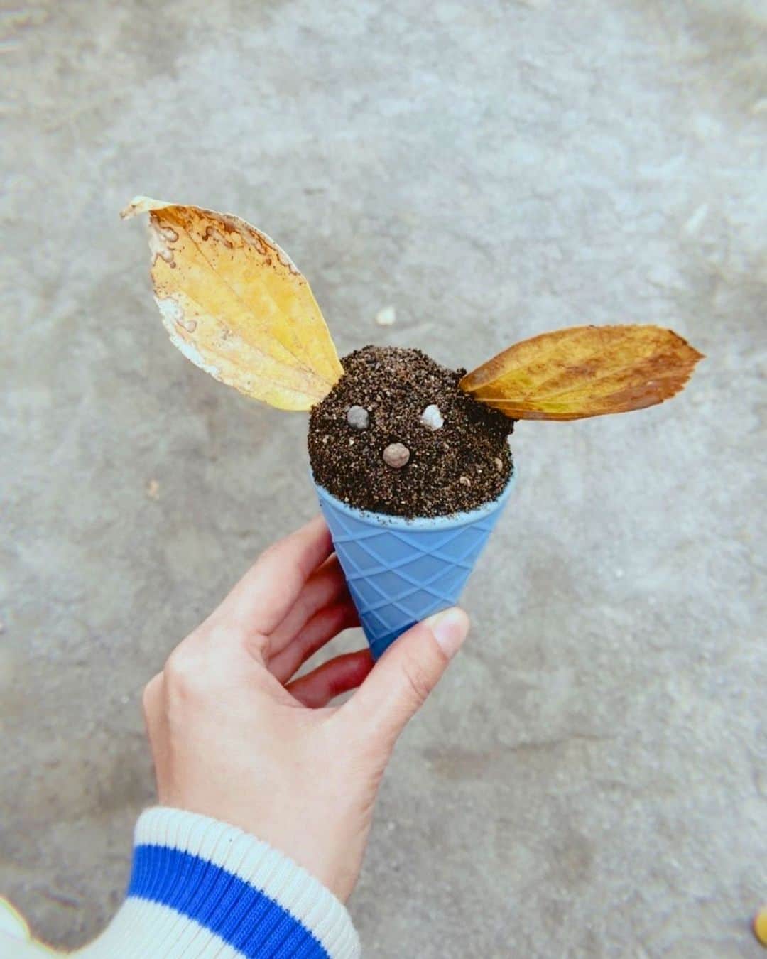 ベッキーのインスタグラム：「いつも公園で遊んでくれるcuteボーイが、うさぎのアイスクリーム作ってくれた🌈 ありがとう♡」