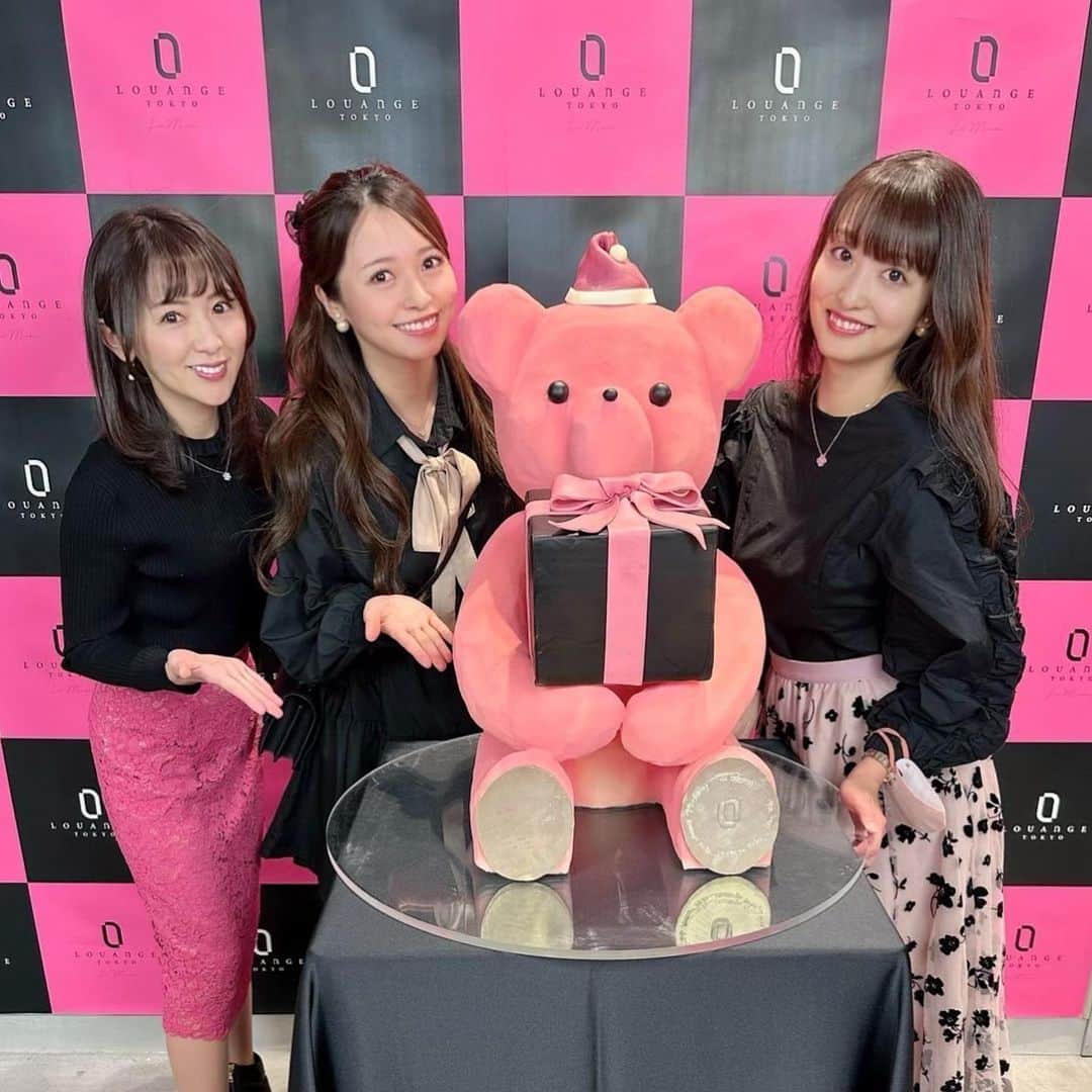 黒澤ゆりかのインスタグラム：「今年もとっても可愛い @louange_tokyo さんのChristmas Collectionへ🎄💝  今年はBLACK✖️PINKのカラー🖤💝  可愛いのが沢山あってクリスマスが益々楽しみ🎁☺️  ピンクのクマちゃんがホワイトチョコレートになっていて、 ホワイトチョコ好きとしては堪らんだした🧸  今年はどのケーキ頼もうかな♪ みんなはどの子が好みですか？？☺️  #Christmascake #Xmascake #louangetokyo #louangetokyolemusee」
