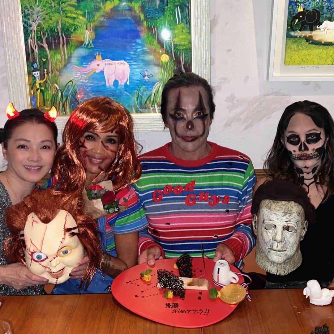のインスタグラム：「ハロウィーンの夜は、フラパフォーマーのキャロル・ハルヨさん・娘ちゃんシャラニ・プロサーファーの進藤晃さん・るみちゃんと、楽しい夜でした❢  しかし、みんなの仮装の本気度半端なかったです(笑)(笑)  先日の進藤さんの優勝も、お祝い出来て良かった😄⤴️⤴️  シャラニとるみちゃんに、プレゼントも頂き嬉しい⤴️⤴️⤴️  有り難う😄❤️😄❤️  素敵なハロウィーンナイトでした💞💞  #仮装 #ハロウィーン🎃 #楽しい #優勝 @haruyopower @akirashindo  @shalanijean13  @lachiara.italiana」