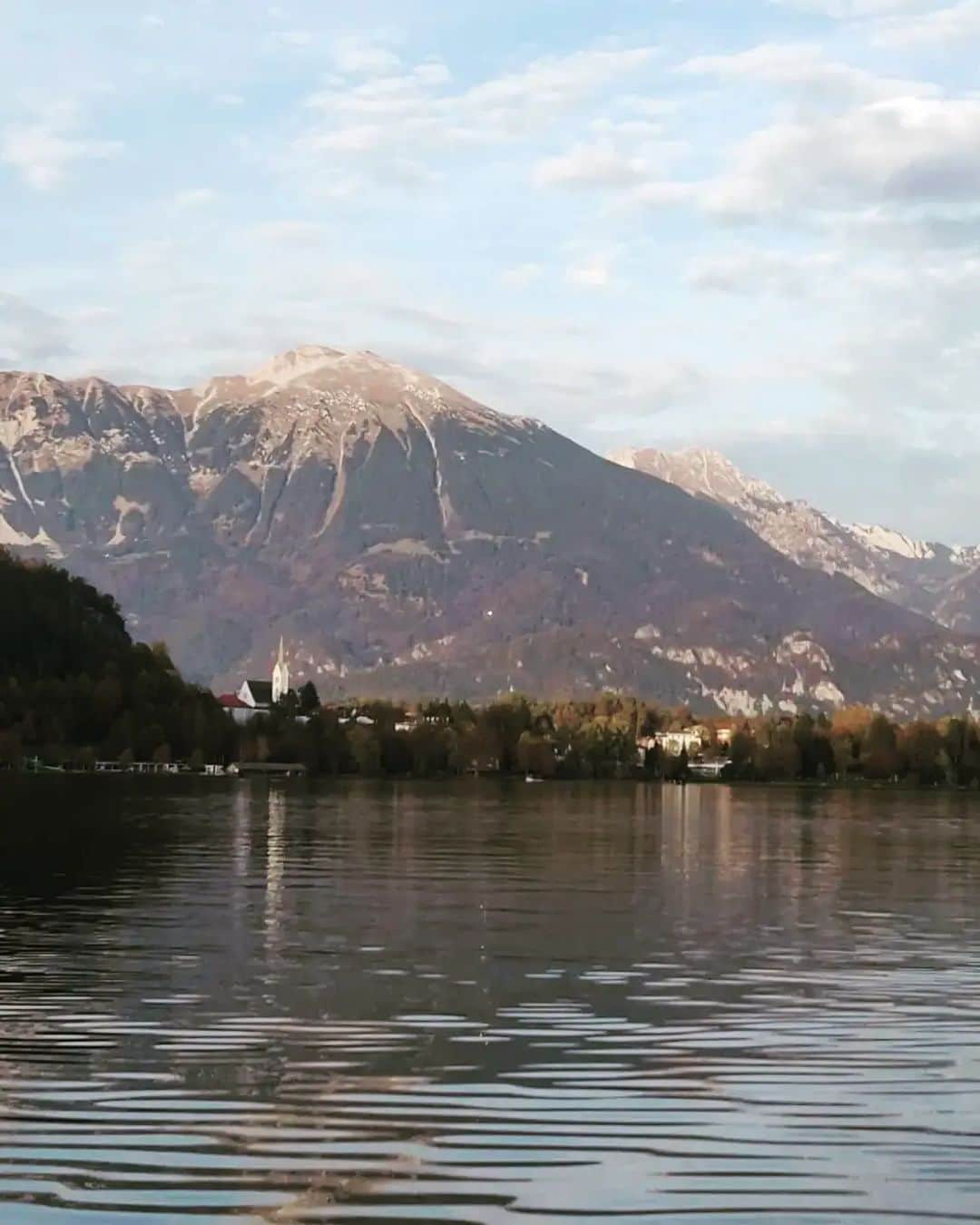 ティナ・デサイさんのインスタグラム写真 - (ティナ・デサイInstagram)「Castle Bled on the cliff, and the Assumption of Maria church on a little island on the famous Lake Bled (accessible by lil boats), wrapped around by the Julian Alps.😍😍😍 #slovenia🇸🇮」11月1日 20時58分 - desaitina