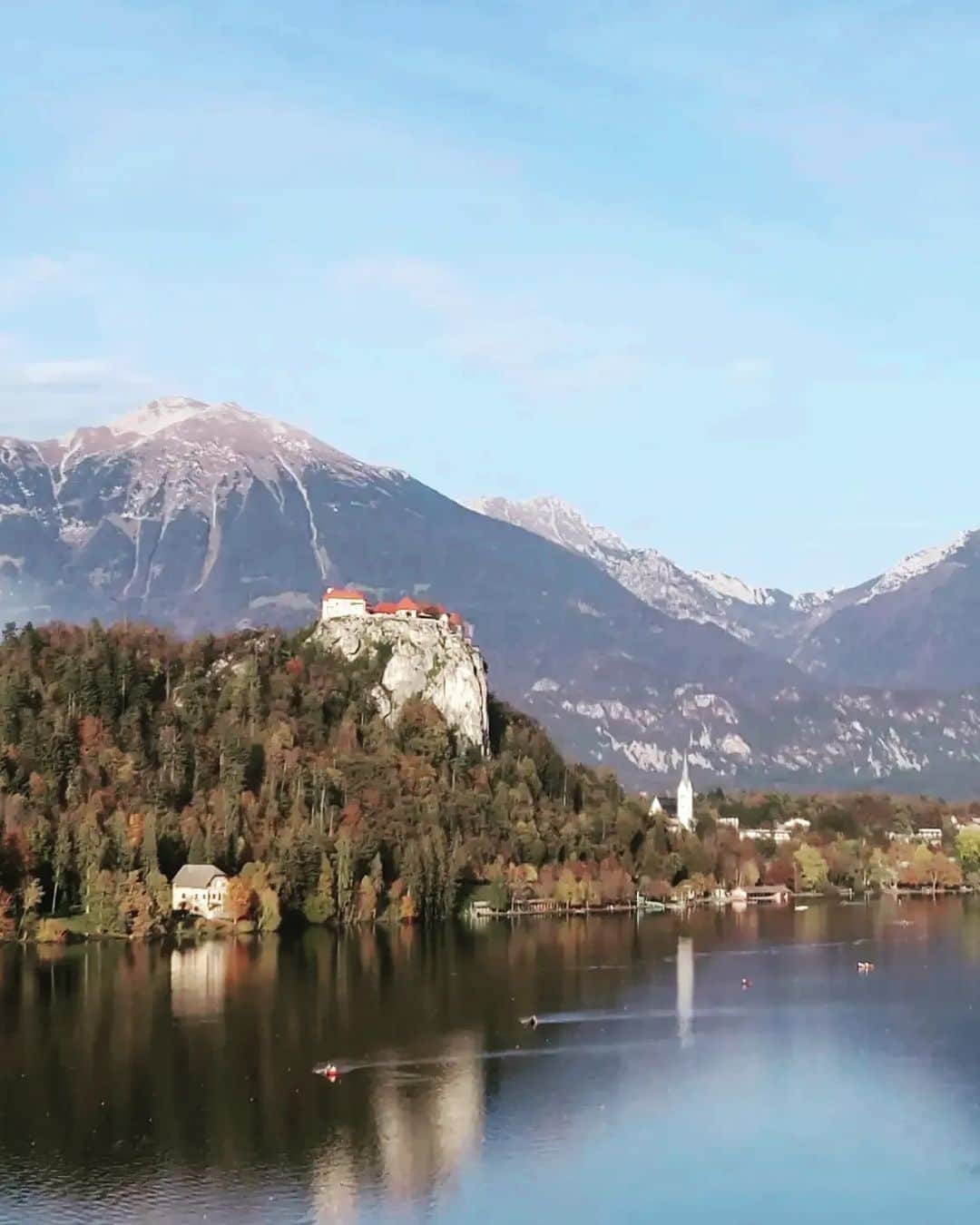 ティナ・デサイのインスタグラム：「Castle Bled on the cliff, and the Assumption of Maria church on a little island on the famous Lake Bled (accessible by lil boats), wrapped around by the Julian Alps.😍😍😍 #slovenia🇸🇮」