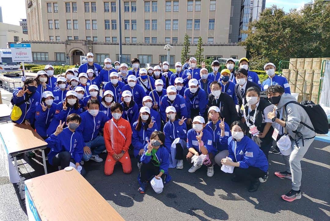 鈴木健吾さんのインスタグラム写真 - (鈴木健吾Instagram)「. 10/30  横浜マラソン 夫婦でスペシャルゲストとして参加させていただきました！！  ３年ぶりの開催となり、ランナーの皆さんがエネルギーに満ち溢れていて声援を送る側の私たちがパワーをいただきました🤝  そしてマラソン大会はボランティアの皆さんのおかげで成り立っています。 富士通も横浜サポーターとして神奈川支社の皆さんが給水のボランティアをしていただきました。 本当にありがとうございます。  近年、さまざまな影響でマラソン大会の廃止や定員割れが増えているそうですが、少しでもマラソンを盛り上げれるように尽力していきたいと思います！　  マラソン走った皆さん、ボランティア、関係者の皆さんお疲れ様でした！  #横浜マラソン  @yokohamamarathon  @mao_ichiyama_」11月1日 21時04分 - kengo_suzuki_