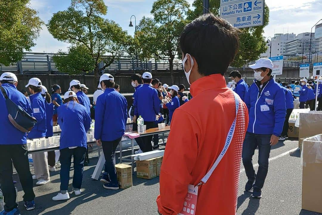 鈴木健吾さんのインスタグラム写真 - (鈴木健吾Instagram)「. 10/30  横浜マラソン 夫婦でスペシャルゲストとして参加させていただきました！！  ３年ぶりの開催となり、ランナーの皆さんがエネルギーに満ち溢れていて声援を送る側の私たちがパワーをいただきました🤝  そしてマラソン大会はボランティアの皆さんのおかげで成り立っています。 富士通も横浜サポーターとして神奈川支社の皆さんが給水のボランティアをしていただきました。 本当にありがとうございます。  近年、さまざまな影響でマラソン大会の廃止や定員割れが増えているそうですが、少しでもマラソンを盛り上げれるように尽力していきたいと思います！　  マラソン走った皆さん、ボランティア、関係者の皆さんお疲れ様でした！  #横浜マラソン  @yokohamamarathon  @mao_ichiyama_」11月1日 21時04分 - kengo_suzuki_