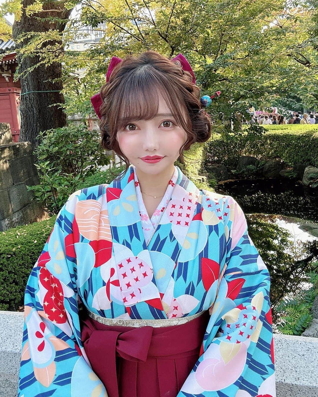 遠藤 玲奈 /endo renaのインスタグラム：「レトロな袴を着ました🍵🪞🎀𓈒𓏸  この日はめちゃくちゃお天気良かった ◡̈ 皆ともいっぱい写真撮ったから、 カメラロールが幸せなことに…🥹🫶  今日は寒いので鍋を作りたい…🍲 あんなに温かくて簡単美味しいものを発明してくれたどなたかありがとう…🥲🍲 突然、開発者さんに感謝するマン…🍲  #袴#浴衣 #ヘアアレンジ #浴衣ヘア #着物ヘア #浴衣女子 #浅草さわだ屋 #編み込みヘア #和装 #和服 #着物ヘア #浴衣コーデ #着物コーデ #サロンモデル #浴衣レンタル #セルフィー女子 #インナーカラー #アッシュ #グレージュ #おだんごヘア #編み込みヘア #レトロ#大正ロマン」