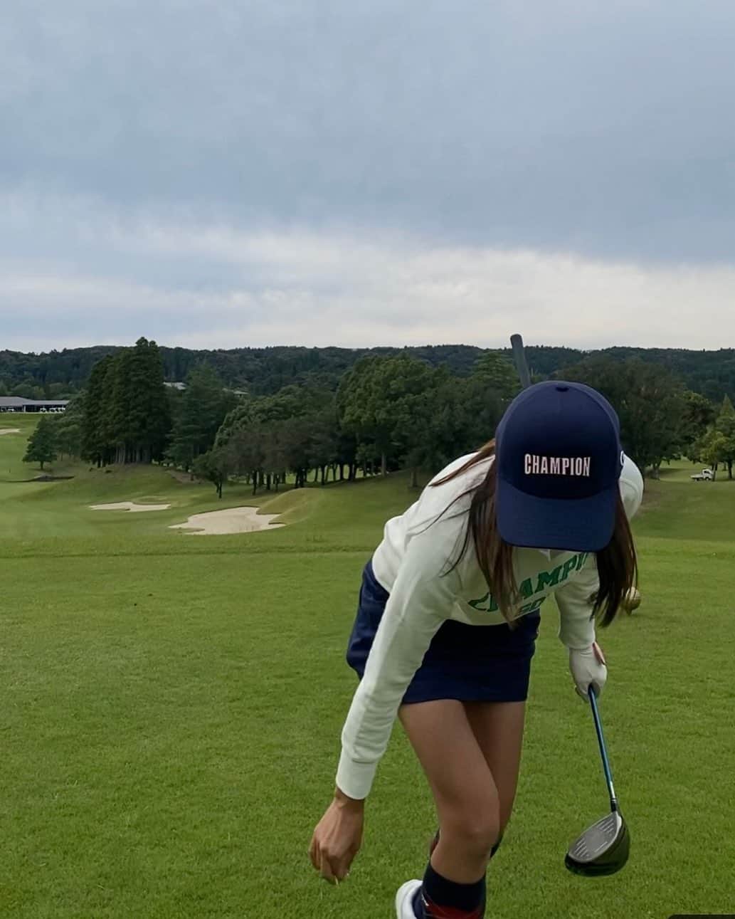相川友希のインスタグラム：「golfがまた楽しくなる予感♡ #コソ練　#教えてもらえますように　#自分のものになりますように　#⛳️ #何着ようかな　#冬ゴルフ　#秋ゴルフ　#golf #ミチコロンドン　#チャンピオン　#ゴルフウェア　#ワクワクしてます　#紅葉」
