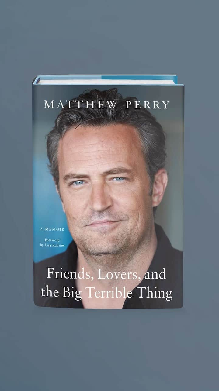 マシュー・ペリーのインスタグラム：「Today is the day! #FriendsLoversBook is finally here. I’m so excited that I finally get to share my story with you! It has been a meaningful experience for me and I hope you find some meaning in it too. To purchase a copy today, head to the link in my bio.」