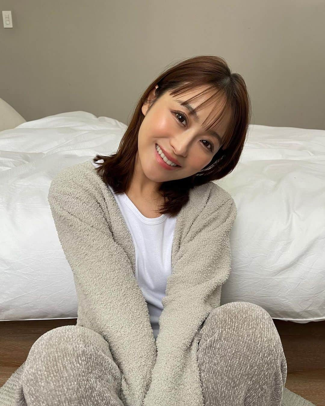 鈴木奈々さんのインスタグラム写真 - (鈴木奈々Instagram)「大事な撮影前日の寝る前は、 ナイトアイボーテを必ず使っています✨ 次の日、顔が盛れるから欠かせません！ 接着力もすごくて、 寝ても二重のままでテンション上がります❤️ 美容成分もたっぷり入ってるから荒れないのも嬉しいです😆 私もずっと使ってて、本当にお気に入りアイテムだから、 目元の悩みがある人は一回試して欲しいです！  @nighteyebeaute  #ナイトアイボーテ #二重 #二重にする方法 #ふたえ #一重から二重 #夜用 #二重コスメ #可愛いは作れる」11月1日 21時30分 - nana_suzuki79