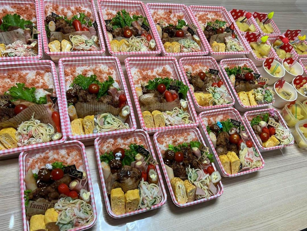 Kazukiのインスタグラム：「家族みんなのお弁当🍱✨ •  みんなで食べたお弁当は さらに美味しかった😋 • • ★漆ちゃんFamilyチャンネル★ https://youtube.com/channel/UCTzZtFnWsvR-ETR_AsRHgdg • • #お弁当#大家族弁当#六男七女#13人兄妹#15人大家族#ピクニック#外で食べると美味しい#大家族ママ#定番おかず#デザート#笑顔#優しさ連鎖#ありがとう#漆山家#漆ちゃんFamilyチャンネル」