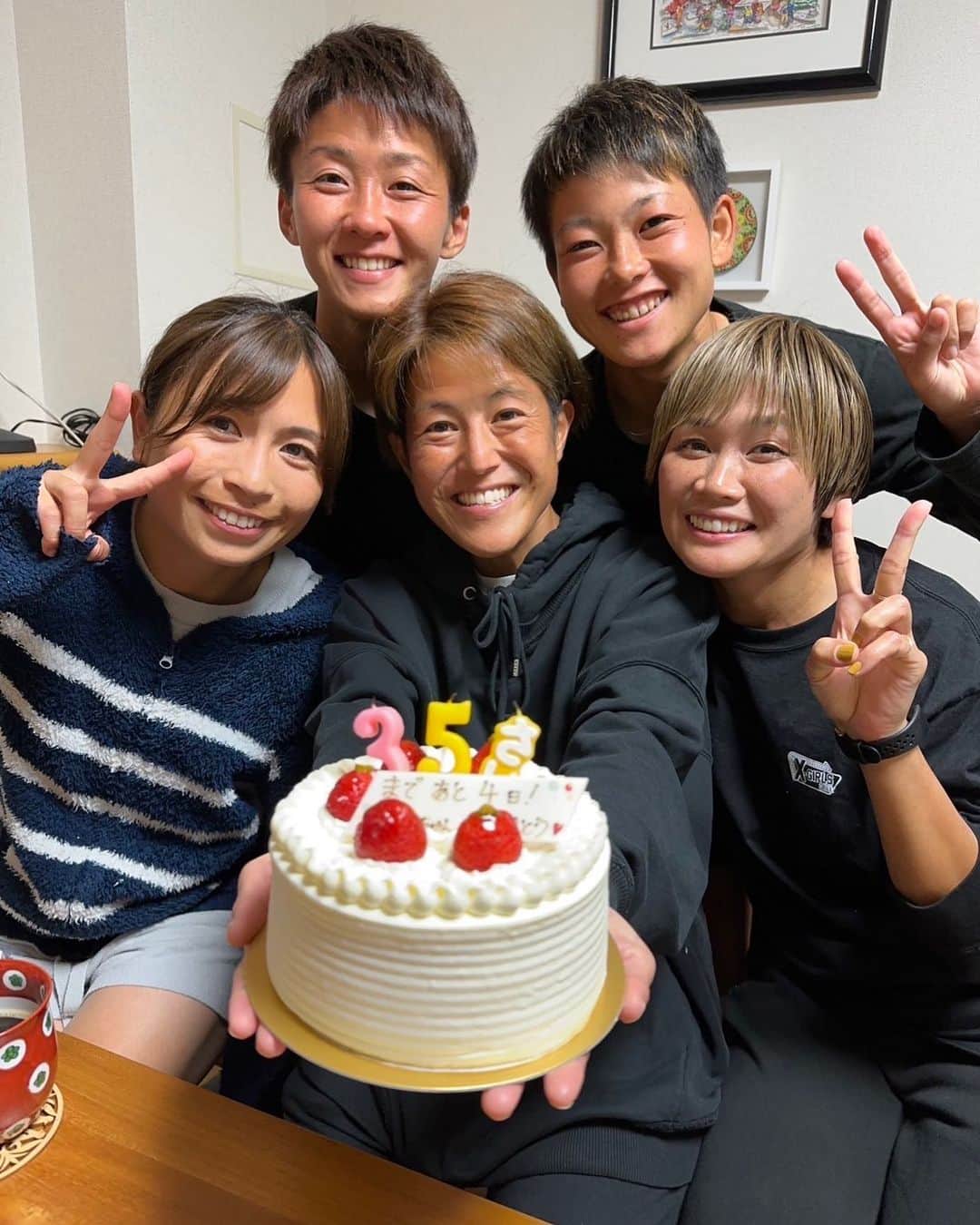 鮫島彩さんのインスタグラム写真 - (鮫島彩Instagram)「⁡ ⁡ 今日はキングのお誕生日🎂💕 ⁡ ⁡ ⁡ 先日ケーキもしっかり用意してサプライズでお祝いしたのに 『あれはサプライズだったからもう一回ちゃんとお祝いパーティーして！』 って訳の分からないことを言ってくる35歳😂笑 ⁡ ⁡ ⁡ 次は来年だよ。笑 ⁡ ⁡ ⁡ #有吉佐織 #お誕生日おめでとう #早く大人になってね」11月1日 21時35分 - aya_sameshima