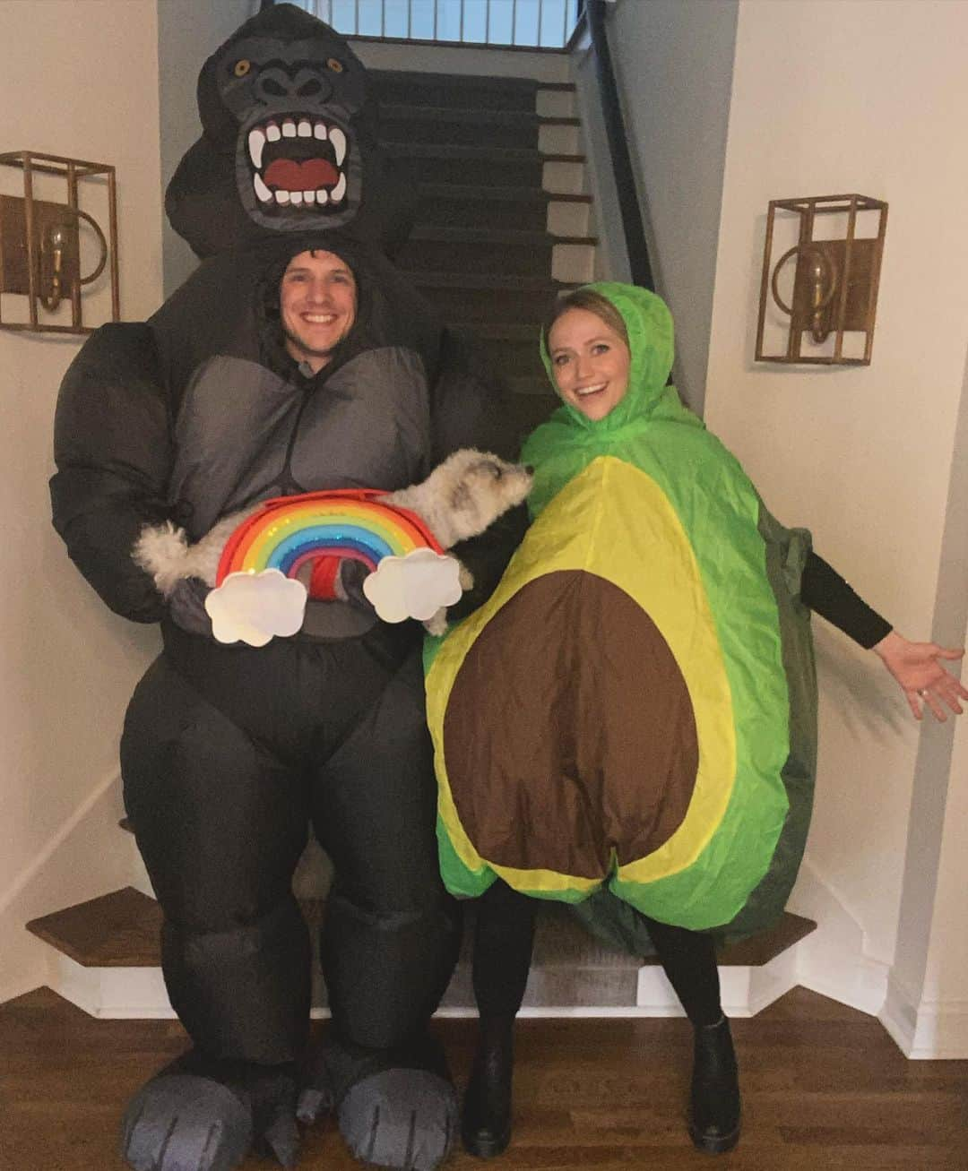 ジョアンナ・ブラッディさんのインスタグラム写真 - (ジョアンナ・ブラッディInstagram)「🦍+🥑+🌈=🎃 . . . . . . . . #halloween #family」11月1日 21時42分 - thejohannabraddy