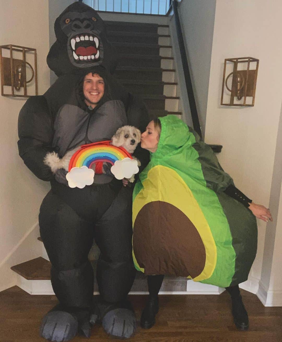 ジョアンナ・ブラッディのインスタグラム：「🦍+🥑+🌈=🎃 . . . . . . . . #halloween #family」