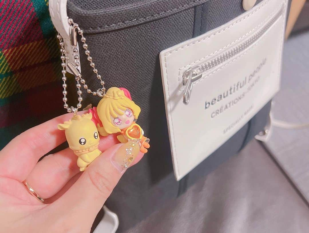 井口裕香さんのインスタグラム写真 - (井口裕香Instagram)「💛💖💜💙 #プリキュアライブ だいすきなみんなとの だいすきなおもいでしゃしん いっぱいあります！！！！♡  リハでも ステージでも楽屋でも ４人ずっと一緒だった！  本当にたのしかったなぁああん🫧  ライブから少しずつ日は 経っていってしまうけど 少しずつお写真載せていくね〜♡  まずは デパプリプリキュア４人集合❣️ だいすきぃぃぃ🥳💖💙💛💜  ①ゆかはなあいりさ！ らんゆいあまねここね！ なんかキャラと中の人が似ているきがするんだ！  ②③衣装もヘアもメイクも本当にかわいい❤️‍🔥 ナミキさんは天才スタイリストさま！！！✨ @akinamiki_stylist  そしてわたしのヘアメイクは天才のざきさま！！！✨ @nozaking42   ④…と言いつつ消し音にしないスタァァァイル（巻き舌）  ⑤お揃いのハート指輪🫶💕  ⑥あんみつ兄さんからの差し入れあんみつ🍡  ⑦⑧楽屋でデパプリ観たよ〜！マリっぺ〜！ 私服は買ってからずっと玄関に置きっぱなしにしていた この日におろしたTシャツ！やっと玄関スッキリした！✨  ⑨私物かばんにお守り💛 ヤムヤムとメンメン🐲🍜🍥💛」11月1日 21時44分 - ooo31_iguchiyuka_31ooo