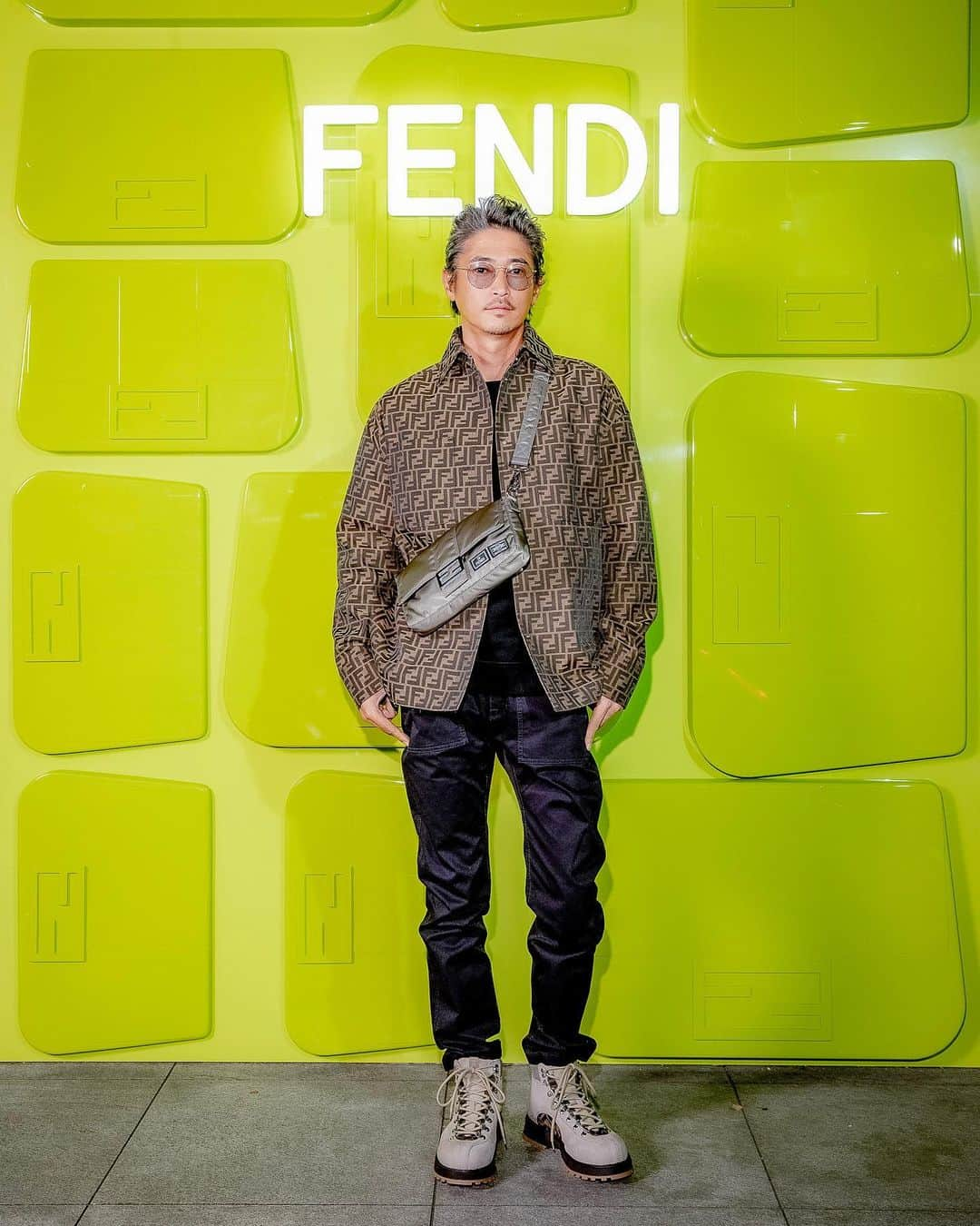 窪塚洋介さんのインスタグラム写真 - (窪塚洋介Instagram)「「FENDI “BAGUETTE”  　　25th ANNIVERSARY」 ＠FENDI のアイコンバッグ"バゲット"の 25周年記念ポップアップを神宮前のTHE ICEBERGでやってて、イベントに招待してもらって来たよん^ ^ 俺が持つバッグじゃないけど、歴代の25種類復刻させて並ぶ様はとてもよかった✨しかも買えるんかーい、て。  DJ MUROくんのたっぷり2時間のプレー🔊と美味いシャンパン🥂堪能させて頂きました♪  感謝🙏  #FENDI #FendiBaguette #fendicafe #forucafe」11月2日 7時32分 - yosuke_kubozuka