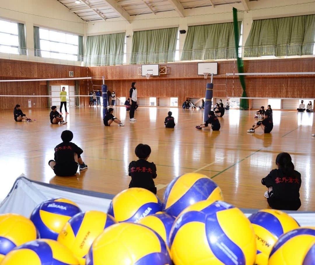 大山加奈さんのインスタグラム写真 - (大山加奈Instagram)「. . すぎさんとみきと 富士市でバレー教室🏐 . こちらのバレー教室は 富士市の企業の有志のみなさんが 地元の子どもたちのためにと 開催してくださっているバレー教室で 今回が3年ぶり2回目の開催でした‼︎ . . 楽しい時間を ありがとうございました😊 またみなさまにお会いできるのを 楽しみにしています‼︎‼︎ . . #富士市#バレーボール教室#タケノコ王」11月2日 0時03分 - kanaoyama0619