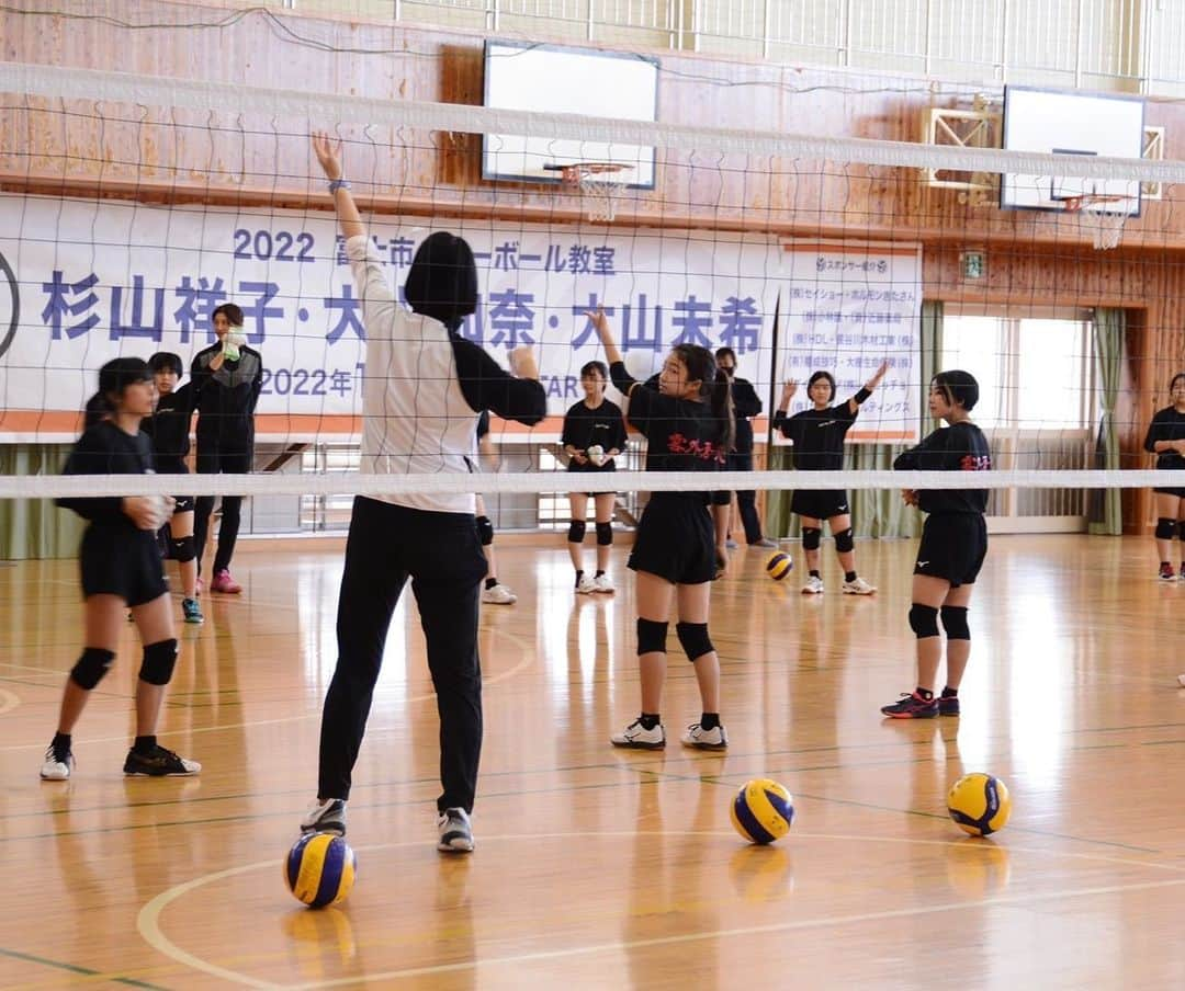 大山加奈さんのインスタグラム写真 - (大山加奈Instagram)「. . すぎさんとみきと 富士市でバレー教室🏐 . こちらのバレー教室は 富士市の企業の有志のみなさんが 地元の子どもたちのためにと 開催してくださっているバレー教室で 今回が3年ぶり2回目の開催でした‼︎ . . 楽しい時間を ありがとうございました😊 またみなさまにお会いできるのを 楽しみにしています‼︎‼︎ . . #富士市#バレーボール教室#タケノコ王」11月2日 0時03分 - kanaoyama0619