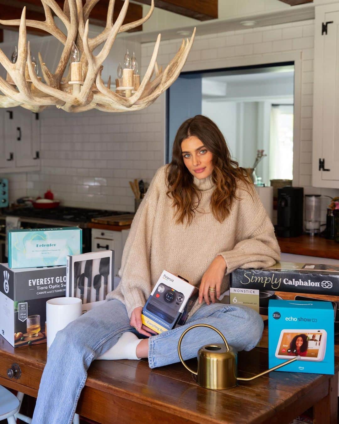 テイラー・ヒルのインスタグラム：「I am so excited to be working with @amazon to create my wedding registry! As the world’s largest selection of registry items, #AmazonWeddingRegistry has something for everyone whether it's home decor, kitchen appliances, or entertainment items. Check out my registry at the link in my bio and let me know what you’ll be adding to yours! #ad」