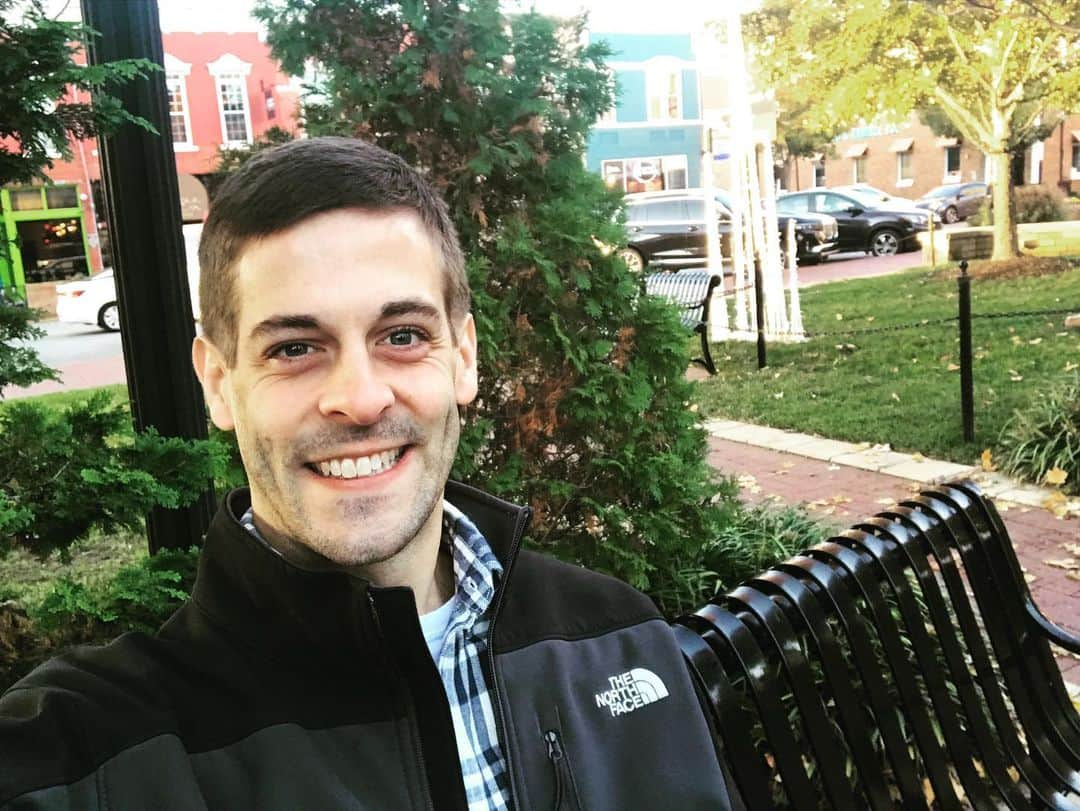 デリック・ディラードのインスタグラム：「Sitting here on the same bench in the Bentonville square this morning where I proposed to @jillmdillard and can’t believe it’s been almost 9 years!  Thanks to @walkerhayes for helping make that day memorable.  I couldn’t have imagined then what we’d have been through by this point together, the good, the bad, and the ugly.  My love grows stronger for you each day, Jill Michelle Dillard! #bentonville #engagementmemories #fancylike」