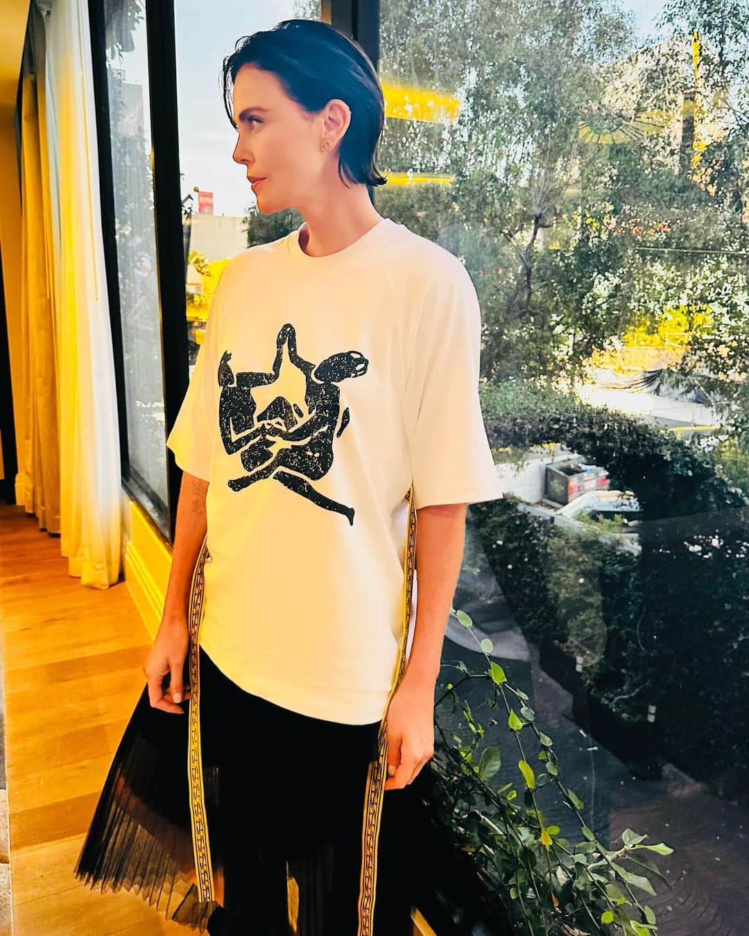 シャーリーズ・セロンさんのインスタグラム写真 - (シャーリーズ・セロンInstagram)「Get your @thebemagugu x @ctaop special collection piece now from @Dior! They won’t last and it’s for the best cause   Link to the collection in my bio」11月2日 2時38分 - charlizeafrica