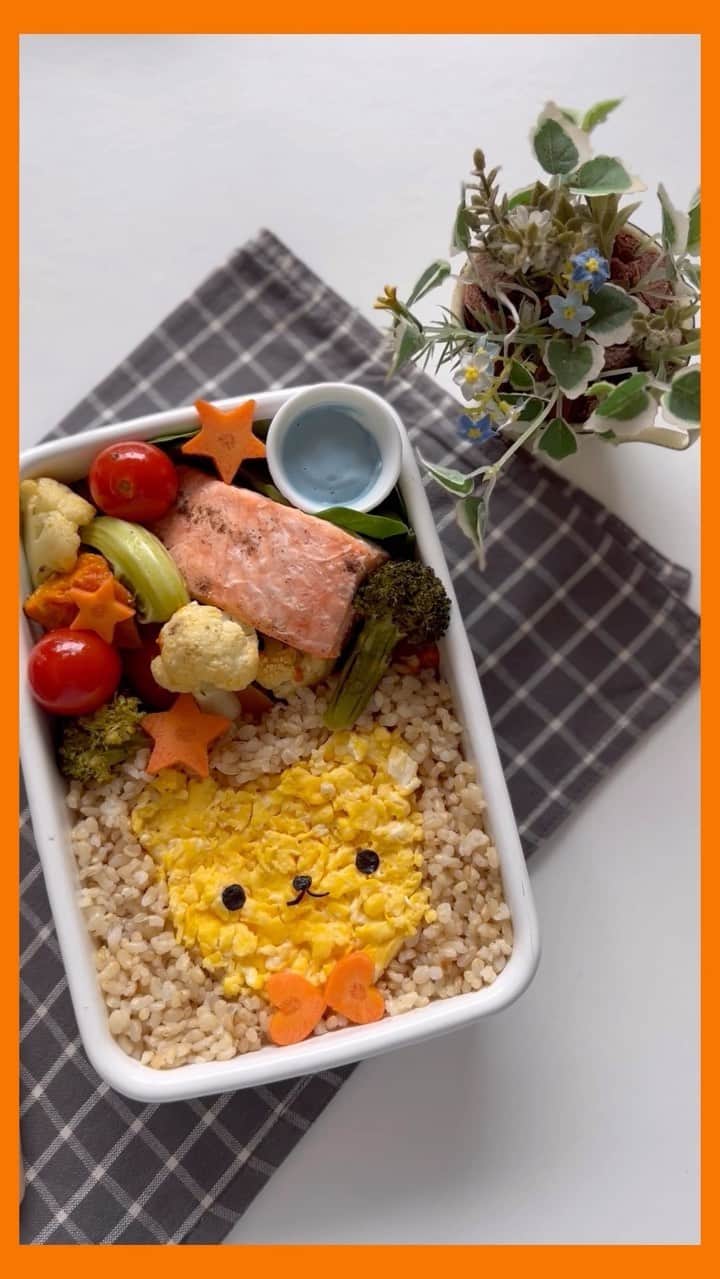 Little Miss Bento・Shirley シャリーのインスタグラム：「Who loves 🍳 in their bento ? 🙋🏻‍♀️ Available at @supernatureorganic, Frenz Eggs are free range, organic and non-GMO. @frenzfreerangeeggs   Check out step by step how I made this 🐻 lunchbox, even my mayonnaise dip is cute 💙 using Stardust nutrients powder!   Located at Forum The Shopping Mall and established in 2001, SuperNature is Singapore’s leading retailer of organic and natural products.   They offer fresh produce, meats, groceries and products ranging from baby and children’s needs, to beauty, wellness and household, from the most ethical organic producers around the world.」