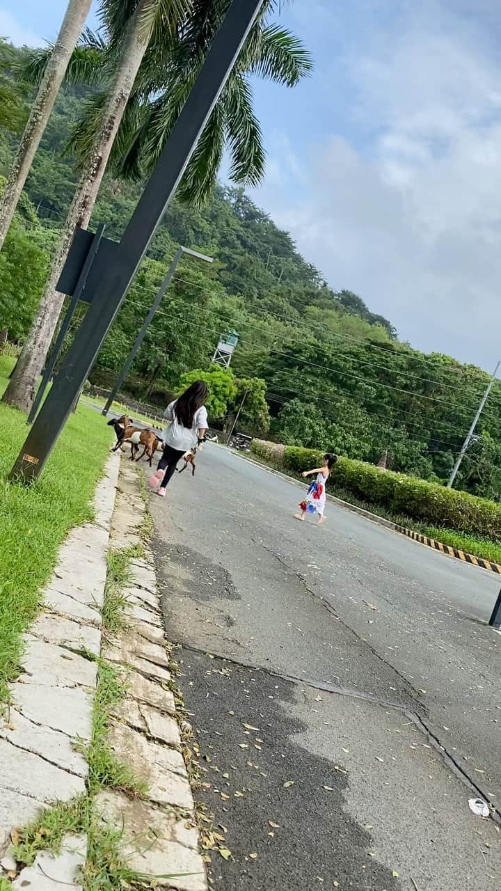 ブリアナのインスタグラム：「Catching goats with My not sooo baby sister 💞」