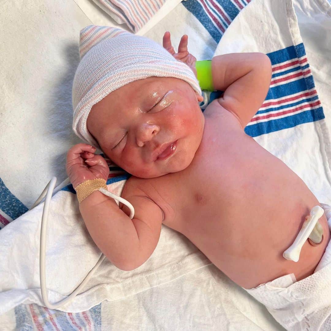 クララ・アロンソのインスタグラム：「Welcome home Charlie 💙 you are so loved」