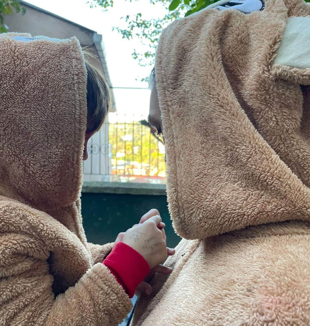 ナズ・アイデミルのインスタグラム：「🍯🐻❤️🐻」