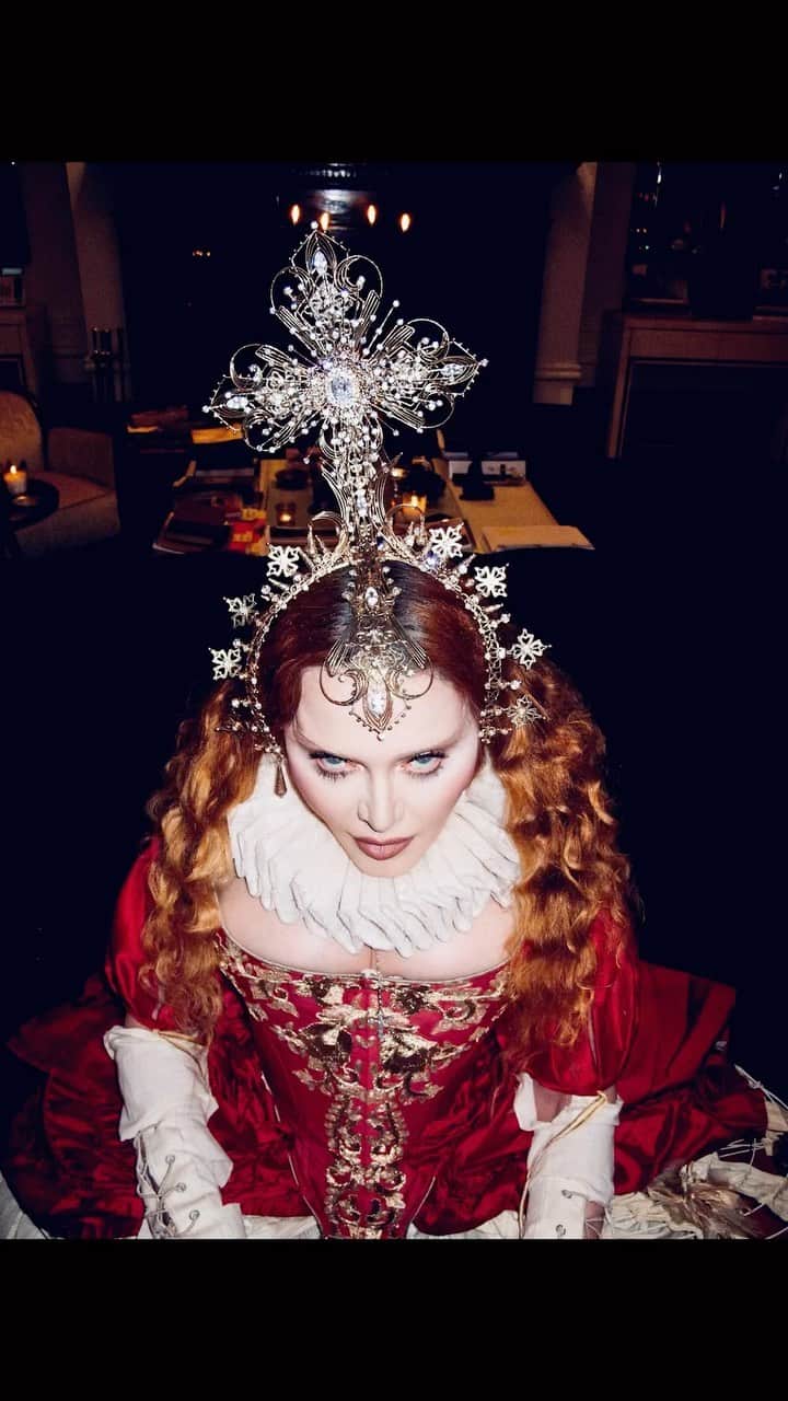 マドンナのインスタグラム：「A Haunting Fairytale………👑🎃 🎩👻🏴‍☠️ 🧙🍭🤡」
