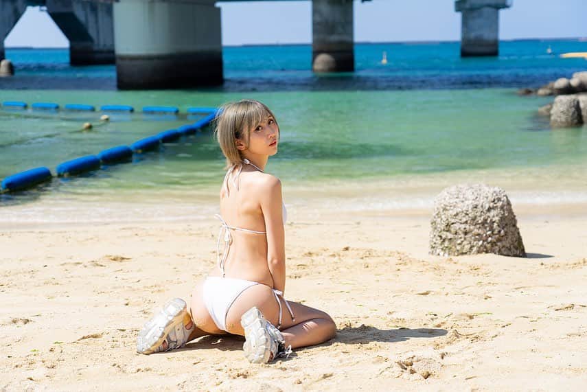 美東澪のインスタグラム：「沖縄の写真まだまだあるよ〜〜  #グラビア #グラドル #グラビアアイドル #model  #cosplayer  #ショートカット #ショート女子 #沖縄 #水着 #波の上ビーチ」