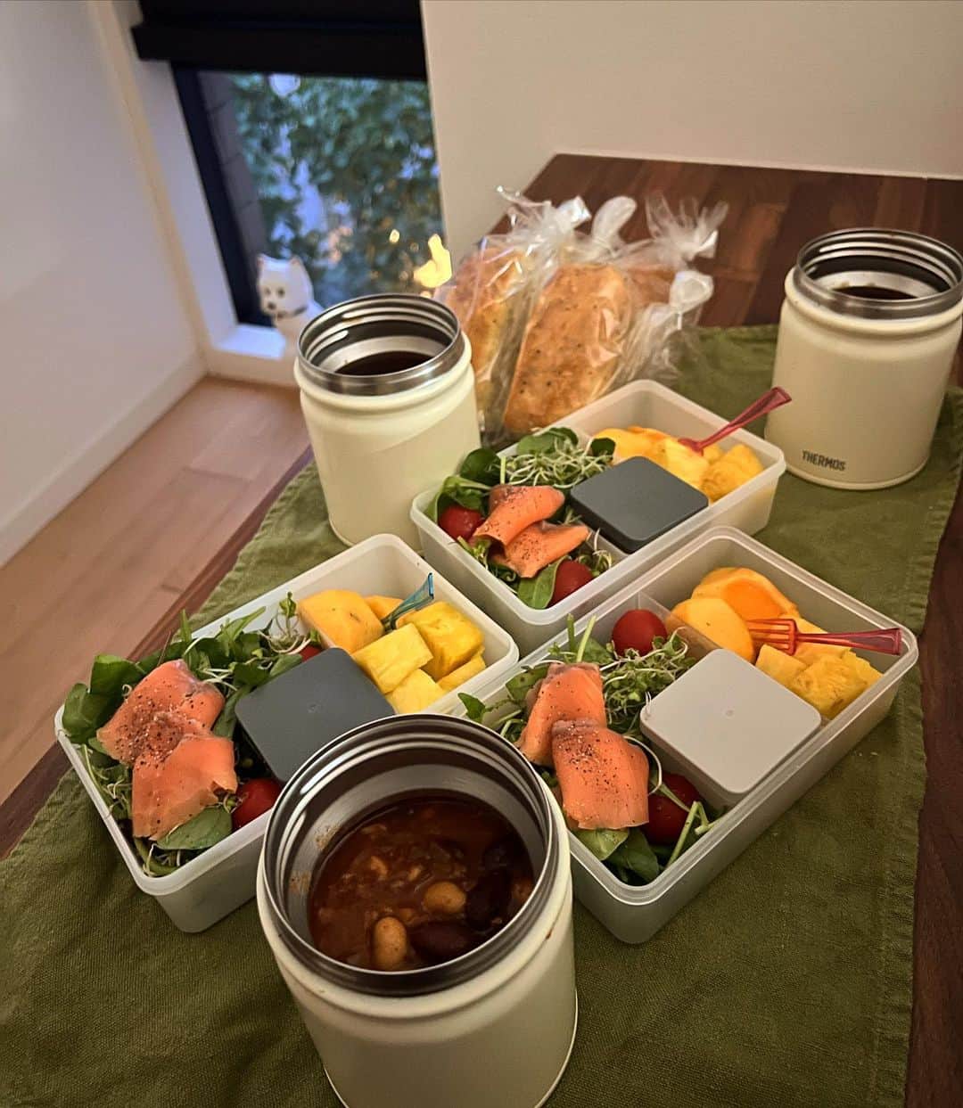 滝沢眞規子さんのインスタグラム写真 - (滝沢眞規子Instagram)「おはようございます☺️ 今日はサラダとお豆をたくさん入れたチリスープ。 たまにはパン系もいいよねって思います。 今夜は20時からインスタライブします☺️ お待ちしてまーす🙌　 #タキマキ弁当 #お弁当」11月2日 5時58分 - makikotakizawa