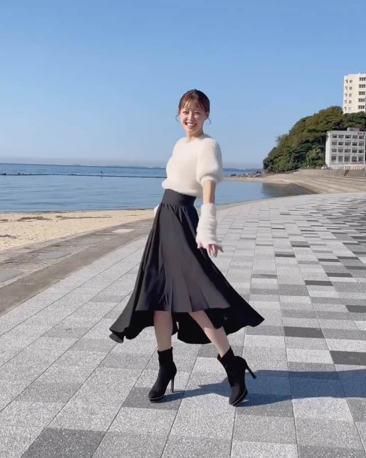 橘香恋のインスタグラム：「おはようございます🥰 ⁡ 前回の投稿に いいねとコメントありがとうございます✨ ⁡  ⁡このスカートめっちゃかわいいから見て🥹❤️❕ ⁡ ⁡かわいい〜😘 ⁡ ⁡ #橘香恋 #スカート #フィッシュテール #アームカバー #アームウォーマー #かわいい #skirt」