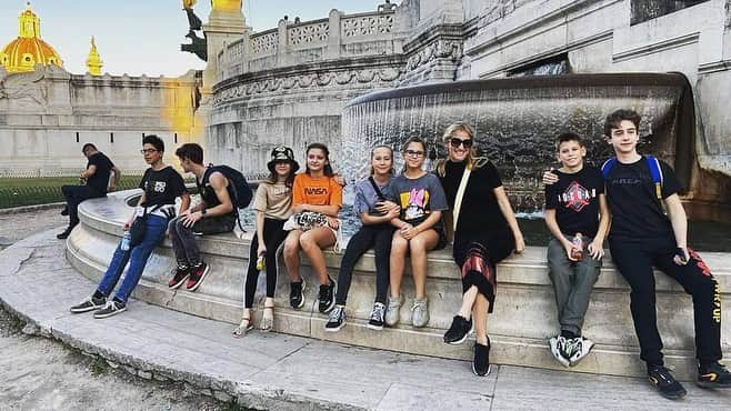 ホフマン・ノーラのインスタグラム：「With My Super Teams in Rome🫶🏻😎💃 #hkateam #hunicedance @hoffmann.akademia  #mezzalunacup2022 #summervibes☀️ #romeitaly #hunicedance」