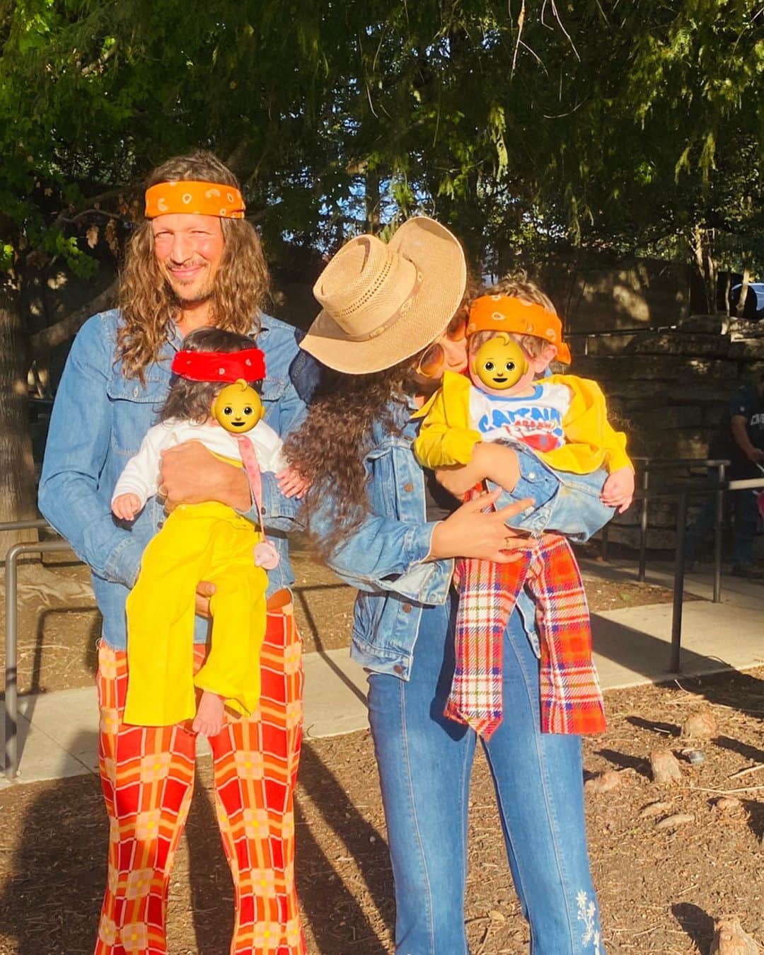 ジャッキー・クルーズのインスタグラム：「Next stop Woodstock ☮️ ✌🏽 ♥️ 🎸 🍼」