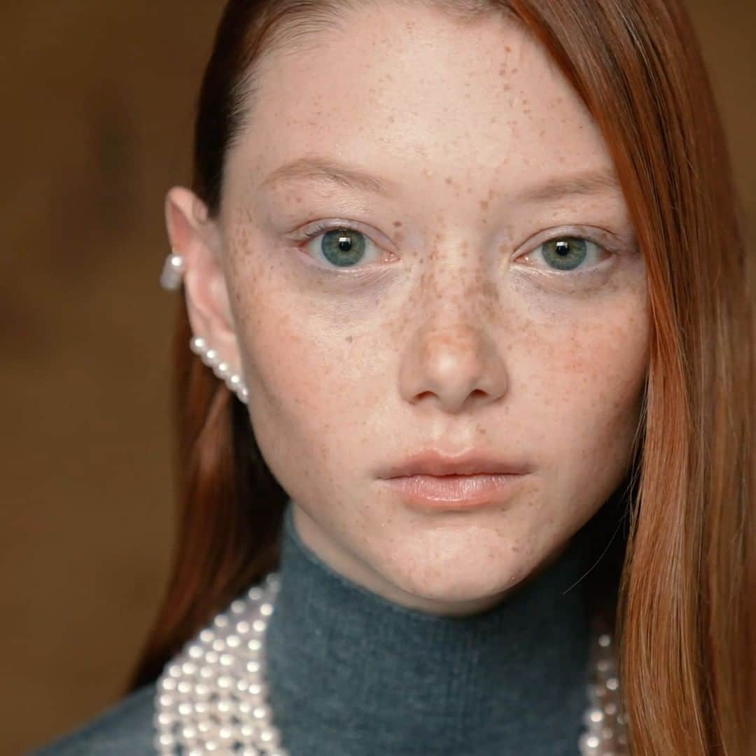 のインスタグラム：「New campaign visuals—photographed in Paris by the inimitable Paolo Roversi (@roversi).  Model Sara Grace Wallerstedt is adorned in iconic ‘balance’ jewellery, characterized by its innovative designs. Velvety pearls lined up on a solid bar captivate the heart with modern beauty.  パリで行われた、TASAKIの新広告ビジュアル撮影。  人気モデルのサラ・グレース・ウォレルステットが身につけたTASAKI COLLECTION LINEの「balance (バランス)」や「danger (デインジャー)」のアイコンジュエリーを撮影したスペシャルなシューティング風景をご覧ください。  Photographer: @roversi Model: @walldamort Art Direction: @tankmagazine  #TASAKI #TASAKIbalance #TASAKIpearl」