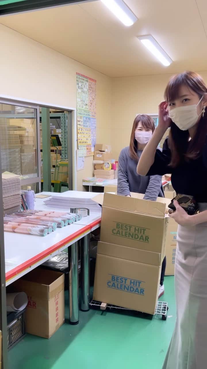 塩地美澄のインスタグラム：「【5日（土）はカレンダーお渡し会です】  2023カレンダーにサイン入れをして来ました!  今年もカレンダーを発売させていただく トライエックスさんは、まさにカレンダーの梱包、発送作業の真っ只中でした。  そんな中、カレンダーを巻き巻きして、フィルムに入れ込んで、シールを貼るという作業現場に 急遽お邪魔させていただきました。  一年で最も慌ただしい時期にも関わらず 何とその作業の一部の体験まで させていただくことに！ トライエックスの皆さま 本当にありがとうございました🥹  お包みしたカレンダーが10本ほどではありますが 皆さんのお手元にお届けできると 思うととても感慨深いです。  来年のカレンダーも どうかご愛顧いただけますように。 お渡し会は今週土曜、正午〜新宿の福家書店にて。 詳細はプロフィール欄かハイライトからご確認ください。 会場でお待ちしております！  ✅11/1 『週刊アサヒ芸能』発売  ✅11/3 テレビ東京『じっくり聞いタロウ』  ✅イメージDVD「艶やか美」発売中  ✅写真集『瞬間（とき）』発売中  ✅2023年カレンダー 発売中 ※11/5（土）お渡し会の詳細はハイライトへ #塩地美澄」