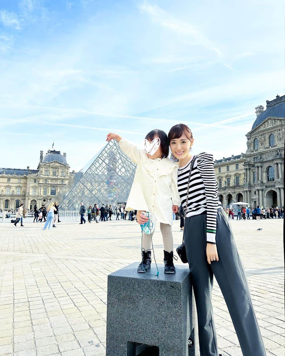 小林真由のインスタグラム：「ルーブル美術館🇫🇷☁️  ⁡ この日は、ポンピドゥセンター、オランジュリー、ルーブル、ブルス・ドゥ・コメルスの4箇所を回ってアートでお腹いっぱい。  子供達が飽きた時には、ガイドを渡すとレシーバーのように楽しんでくれると言う術を見つけました😂📱  ポンピドゥのシャガールがやっぱり最高だった♡ あぁ、もう一度ゆっくり見たい🥹 ⁡  ⁡フランスの空は、飛行機雲がいつぱい☁️✨ #ファッション #コーデ #ママコーデ #女の子ママ #男の子ママ #ママライフ #コーディネート #３歳 #２歳 #ベビー #二人育児 #子連れ旅行 #アート #フランス #パリ#ルーブル美術館 #ポンピドゥーセンター #ブルスドゥコメルス #オランジェリー美術館 #美術館」