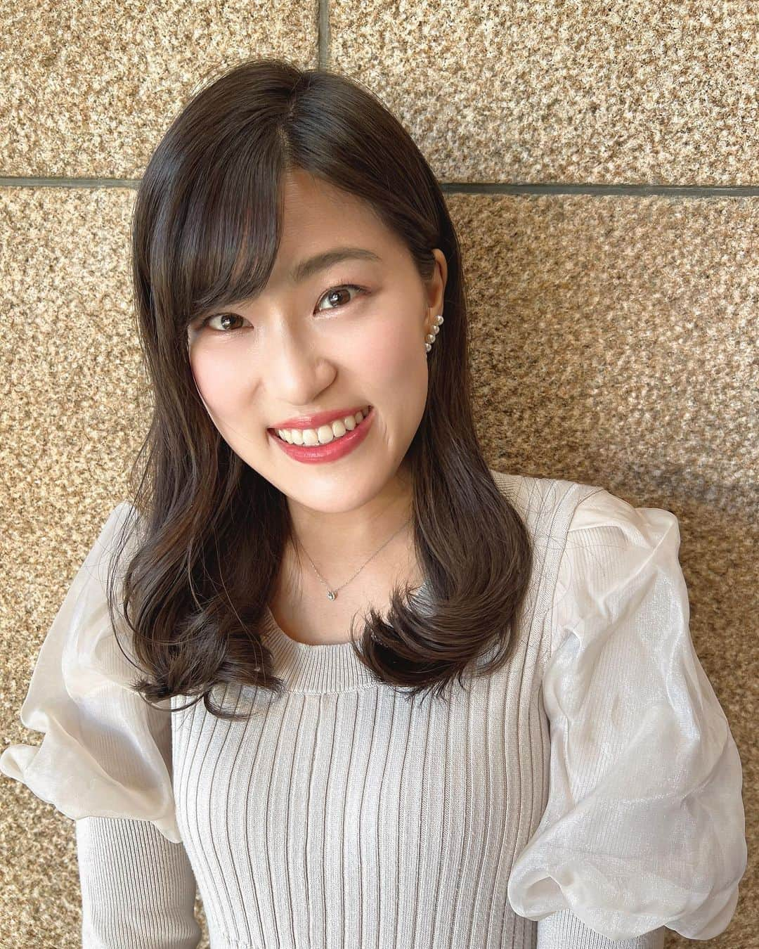 竹内里奈さんのインスタグラム写真 - (竹内里奈Instagram)「🤍今日は、 月に一度のチバテレの収録日🫶 楽しかったです🥰 ・ 若葉ちゃんのマネージャーさんが アップに撮って下さいました😳✨ ・ 衣装の袖がふわ〜っとしてて 気に入ってます🐏 ・ ・ ・ 👗#snidel  ・ ・ ・ #チバテレ #アナウンサー #女子アナ #女子アナコーデ #衣装 #ワンピース #ワンピース好き #ニットワンピース #パフスリーブ #竹内里奈」11月2日 16時54分 - rina.takeuch