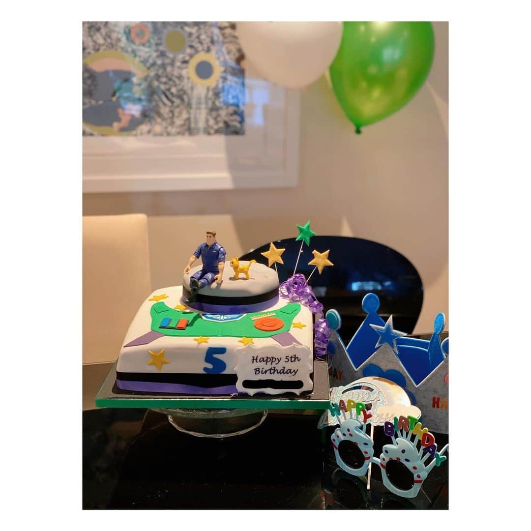 のインスタグラム：「Happy 5th Birthday my sweetie❣️❣️🥳 🎂  #birthday #birthdaycake #birthdayboy #5yearsold  #buzzlightyearcake #london #londonlife #thecakestoreuk」