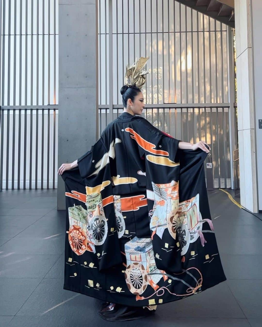 Yun（ゆん）さんのインスタグラム写真 - (Yun（ゆん）Instagram)「#着物 は素敵👘日本の大切な文化❤︎ 大正時代の着物をここまで大切にケアできてる芸術家のことを尊敬しています。色々バタバタな中、貴重な思い出ができました👏素晴らしい生演奏の中、完璧に臨機応変な照明さんと音声さんたちに感謝しきれない現場でした。色々写真を下さった素敵な観客様たちにも感謝です🥰黙って来られて黙って帰るなんて〜サプライズにもかっこよく過ぎますw  東京国立博物館150周年記念特別公演 ・11/4(金) NHKワールド(海外)20:00〜20:40  ・11/19(土) NHK(地上波)おはよう日本6:00台 放送されるそうです「あまてらす」  大人の事情で映ってるかとか分かりません(笑)  (4枚目)ランチを食べずにこっそりオープニングリハーを拝見させていただきました。小さい頃から「自分の趣味、それを本業にしてるその筋のプロの横に並ぶな」と言われて育て来た自分、改めて各分野のプロの迫力に感動しました🥹生演奏の中、尊敬と共に、その心に響くパワーを今後に活かせるように頑張ります🥰#艺术体操 #芭蕾舞 #现代舞   #travel #model #大人女子 #美容 #beauty #健康 #thanks #感謝 #笑顔 #東京 #ootd #穿搭 #模特 #着物 #dress #東京国立博物館 #法隆寺宝物館 #新体操 #能楽師 #生演奏 #バレエ #ダンス #和服 #大正 #nhk #instafashion #instadaily」11月2日 17時18分 - yunyun_n218