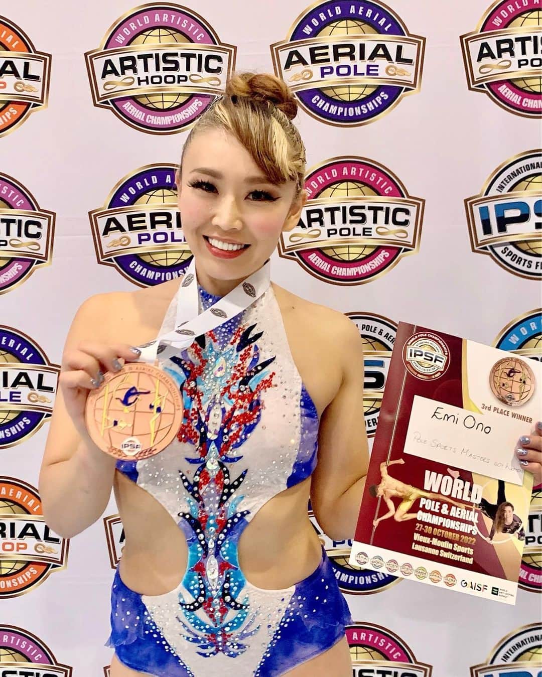 EMYのインスタグラム：「🌍2022 World Pole Aerial Championships🌍  スイス🇨🇭ローザンヌにて10/27-30に行われた、ワールドポールエアリアルチャンピオンシップス🏆にてPolesports Master 40+Women カテゴリにて3位入賞🥉する事が出来ました。  この世界大会でのメダルは自分にとりとても大きく重く大切な宝物です🥉✨とても嬉しいです❣️  今シーズンは夢見たものを全部叶えることが出来ました。  今までの自分を解放してあげられる幸せな瞬間でした。  演技中はとてもしあわせで、トリックを重ねる度に、景色が変わるごとに、喜びが増していき、世界大会での舞台を思う存分に楽しむ事ができたと思います。  家族、友人、仲間、そして私に関わる全ての皆さまのお陰でここまで来ることが出来ました🙏✨  今回は @musepoledance チームの クラウドファンディングでも自分の周りの大切な仲間や友人、生徒さん、みなさんがたくさんご支援くださいました🙇‍♀️✨とても有り難かったです。  皆さまのお力がなければ、今の私はありません。  改めていつも私の側で支えてくださる皆さまに心より感謝申し上げます！  これからもこの結果に甘んじる事なく、己の高みを目指して努力していきます。  本当にありがとうございました✨  ❤️❤️❤️❤️❤️❤️❤️❤️❤️❤️ Thank you so much for  🌍🏆✨ @ipsfpolesports   🇯🇵❤️✨ @japan_pole_sports_association   😊🫶✨ @musepoledance   My teacher 🇯🇵🏆🌍 @naoto_polegram   My Lausanne family and mate @yyyynaoto_pole 🥇💪✨ @mary0621asai 💐💜✨ @aipoledancer0118🧸💓✨  Costume by @elviccat 💎💓✨  And all my friends 🧩」