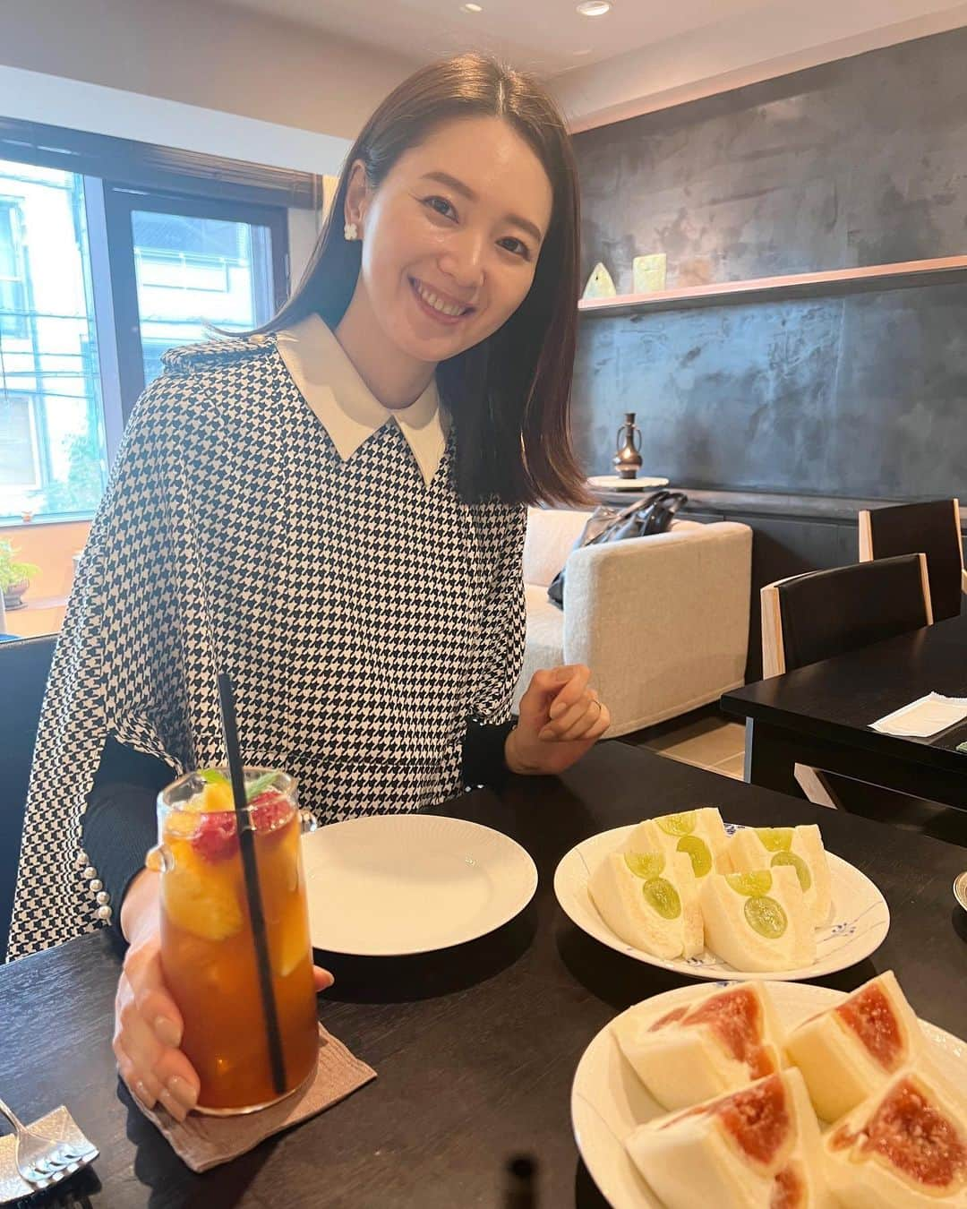 橋本まゆのインスタグラム：「紅茶専門店　サロン・ド・テ・ラヴォンド🫖 ずっと行きたいお店リストに入っててやっと♡  フルーツサンドあまり得意じゃない私でもペロリ😋 唯一無二の美味しさでした❤️❤️  ただこれだけじゃお腹いっぱいにならなくて2軒目に行ったのはここだけの話🤭  #サロンドテラヴォンド#フルーツサンド #紅茶専門店#表参道カフェ#青山カフェ#都内カフェ」