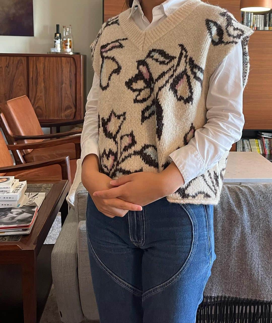 三浦瑠麗さんのインスタグラム写真 - (三浦瑠麗Instagram)「娘にネットでオックスフォードシャツを何枚かと、ZARAのベストを買ってあげたら、気に入ってくれたらしい。もうジーンズは大人もの。 きょうの朝ごはんはトーストとジャム。」11月2日 10時29分 - lullymiura