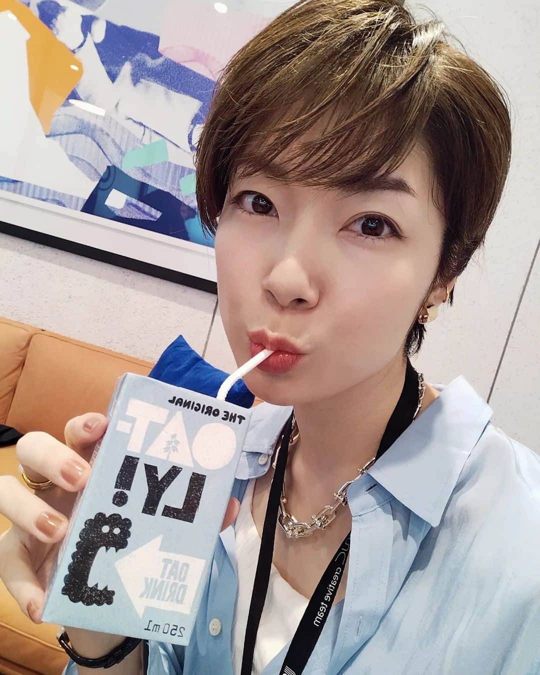 のインスタグラム：「“牛乳じゃないミルク”🥛🌱 OAT-LY(オートリー) オーツ麦からできたミルクだよ❗ 麦からミルク🤔??って思うけど、自然な甘みでスッキリ飲めて、美味しくてビックリ〜💗 常温で長期保存できるのも🙆✨ スウェーデンの会社で、パッケージもオシャレよね💕 ご馳走さまでした〜🙏✨✨✨」