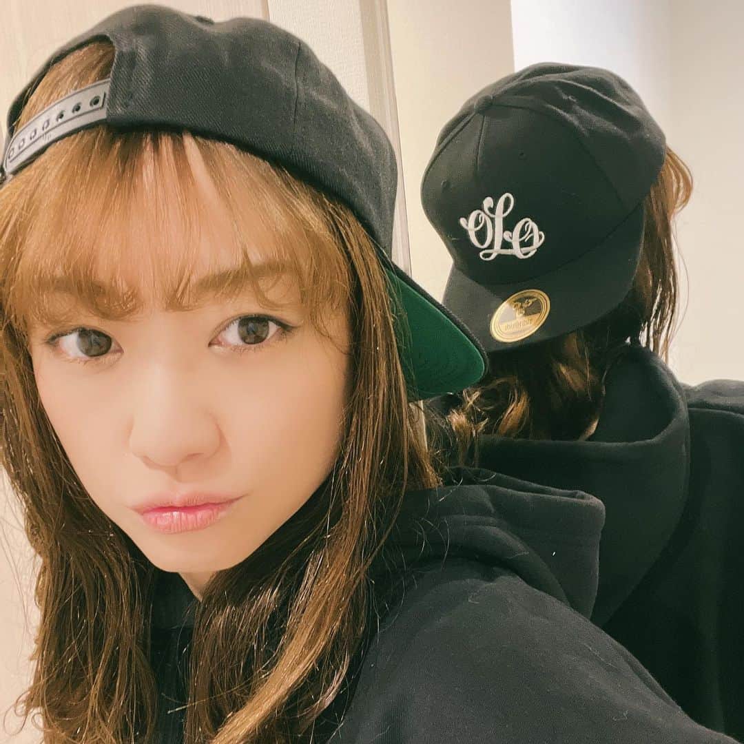 彼方茜香のインスタグラム：「OLO♥ 新作の注文が始まってまぁす！ 後ろに被るの可愛いんやけど、撮るのめっちゃ難しいんよ📸 だから全部載せとく(笑) オンリーライブワンス🧢 完全受注生産！ 11月1日〜11月8日13時まで。 注文は @onlyliveonce_official から是非(*>∀<)ﾉ))  #onlyliveonce  #olo  #スナップバック  #受注生産  #sarynolo」
