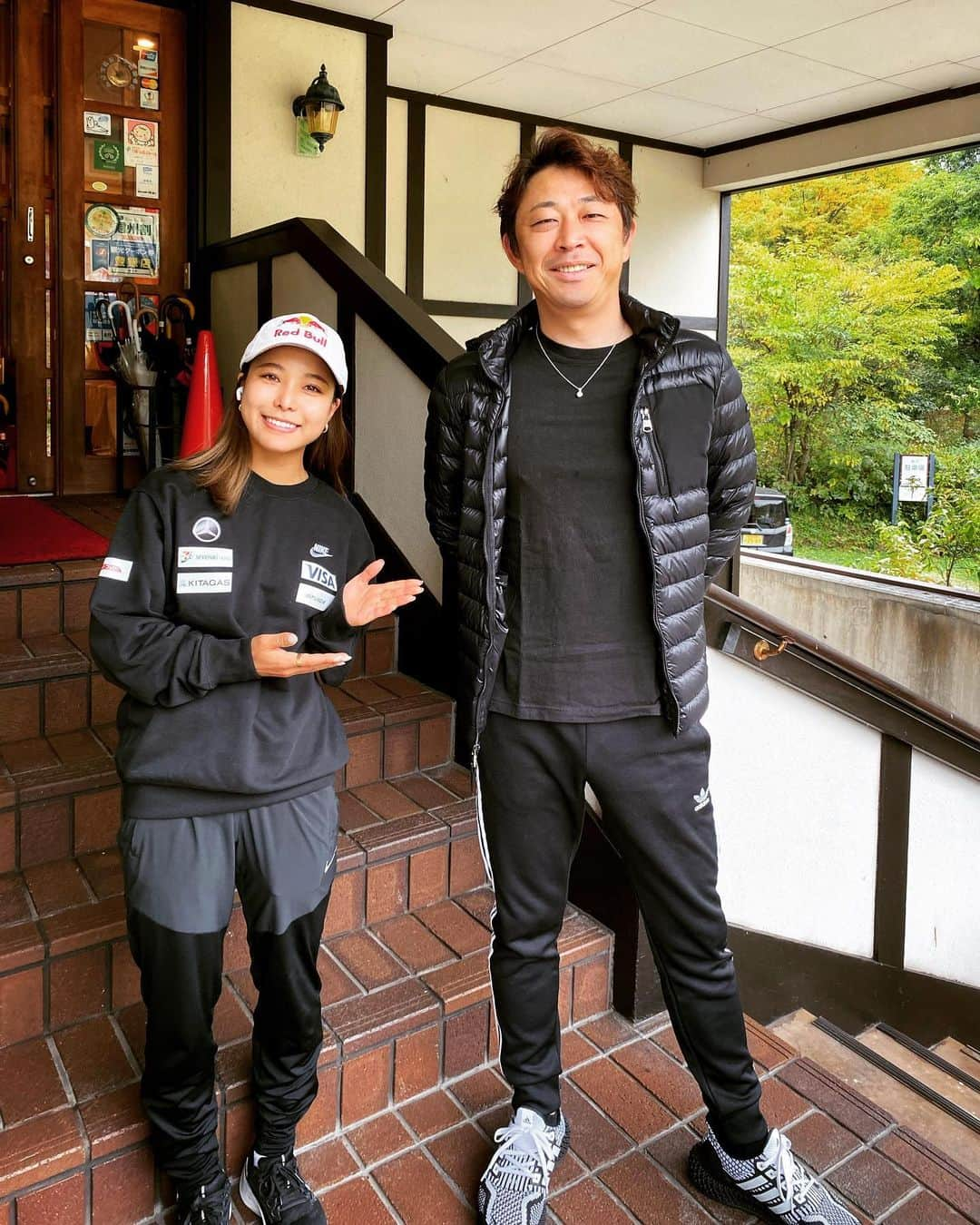 上妻宏光さんのインスタグラム写真 - (上妻宏光Instagram)「先日行った長野県白馬にてスキージャンプ選手の高梨沙羅さん @sara.takanashi にお会いしました。  練習を見させてもらいましたがスピードと迫力があり圧倒されました。体調も良さそうなのでワールドカップも存分に大空に羽ばたいて頂きたい❗️  #高梨沙羅  #スキージャンプ #skyjump」11月2日 10時58分 - agatsuma_official