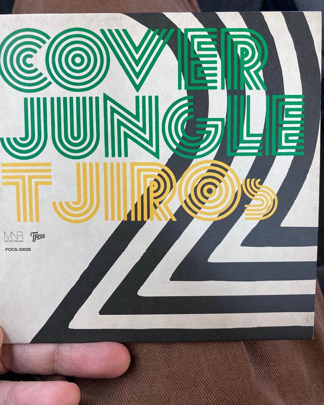 畠中悠のインスタグラム：「T字路sさんのカバーアルバム、COVER JUNGLE2、本日発売です！ そこに僕の作った曲、コンビニエンスマンが収録されるという奇跡が起きてます！！ 他のカバー曲も名曲揃いでT字路sさんがカバーすると更に名曲！！ #T字路s」
