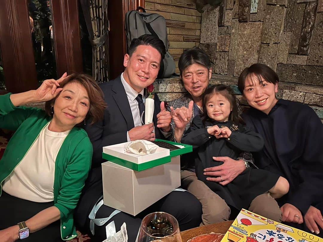 井川祐輔のインスタグラム：「【Re Born編】 本当に大変な1年でした...。 2021年10月から2022年の10月までの1年間、今までの人生の中で1番過酷であり、地獄の毎日の連続でした。 ⁡ 両親にはとても辛い思いをさせてしまい本当に申し訳なかったです。 今こうして元気に復活出来て充実した日々を取り戻せてるのは、両親の支えも当然ながら、 第二の故郷のかけがえのない仲間のお陰です。 ⁡ どうしようもない僕を 家族同然の様に扱ってくれて、 どんな時でも側にいて支えてくれて、 どうしようもない僕でも 理解し受け止めてくれる 家族がいたから前を向いて歩き出せるようになりました。 ⁡ 本当にありがとう...。 この御恩は一生忘れません。 ⁡ こんな僕ですが、 今後とも何卒よろしくお願いいたします。 ⁡ 井川 祐輔 ⁡ #家族 #仲間」