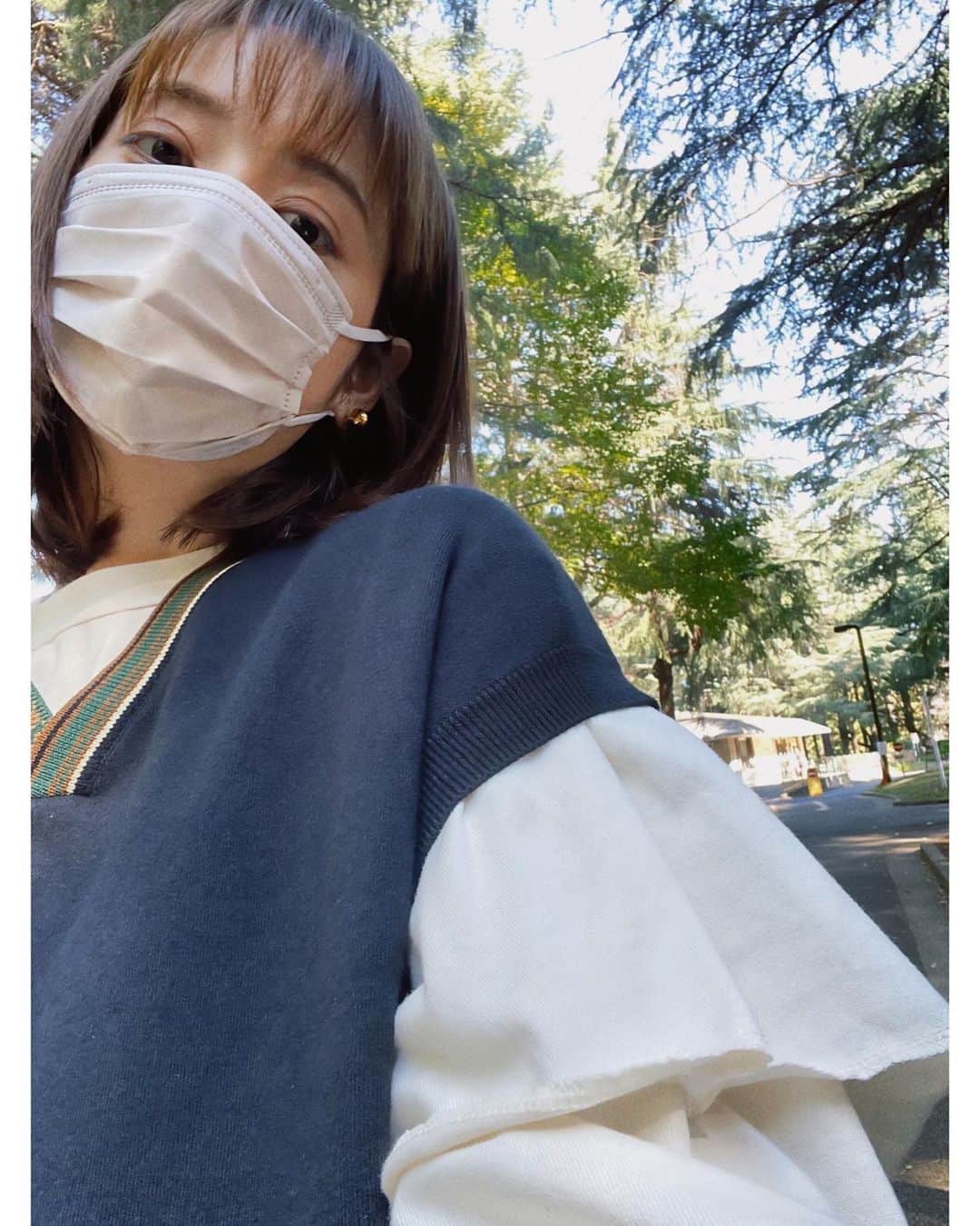 佐々木希さんのインスタグラム写真 - (佐々木希Instagram)「代々木公園でアクティブな日。 袖がフレアになっているロンTにベストを重ねて。 マスクは勿論白元アース✌️毎日ノンストレス。  long t-shirt #iNtimite vest #CABaN pierce #JILSANDER」11月2日 11時20分 - nozomisasaki_official